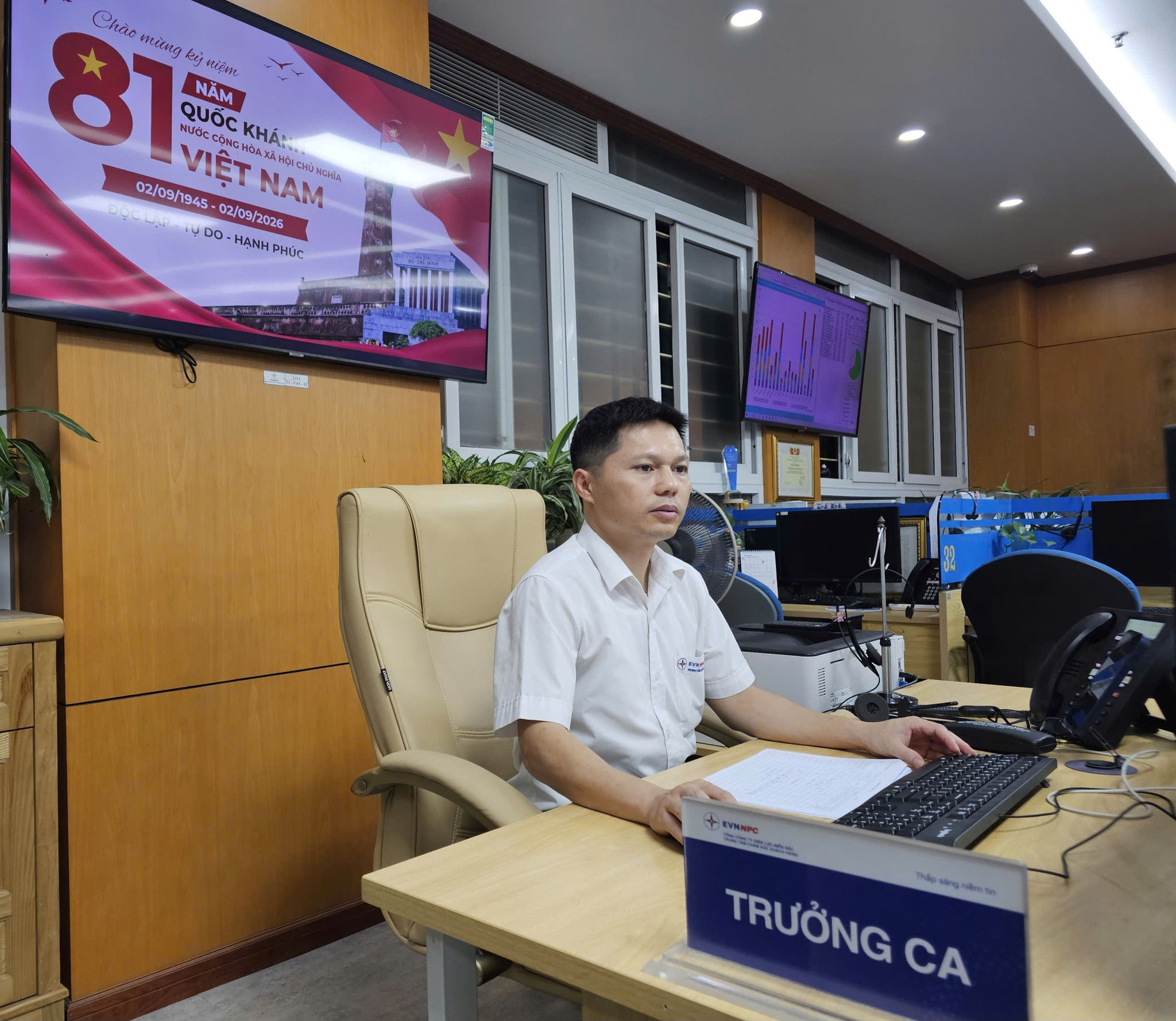 Anh Phạm Hồng Quân, Trưởng ca Trung tâm Chăm sóc khách hàng cùng đồng nghiệp duy trì trực 247, sẵn sàng tiếp nhận và hỗ trợ khách hàng trong dịp Quốc khánh 29. Ảnh NPC