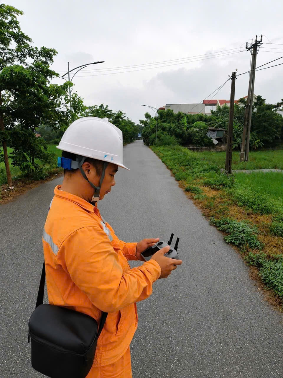 Anh Tạ Duy Giang, nhân viên Điện lực Thanh Liêm, Công ty Điện lực Ninh Bình kiểm tra lưới điện, chủ động phát hiện và xử lý các nguy cơ ảnh hưởng đến vận hành. Ảnh NPC
