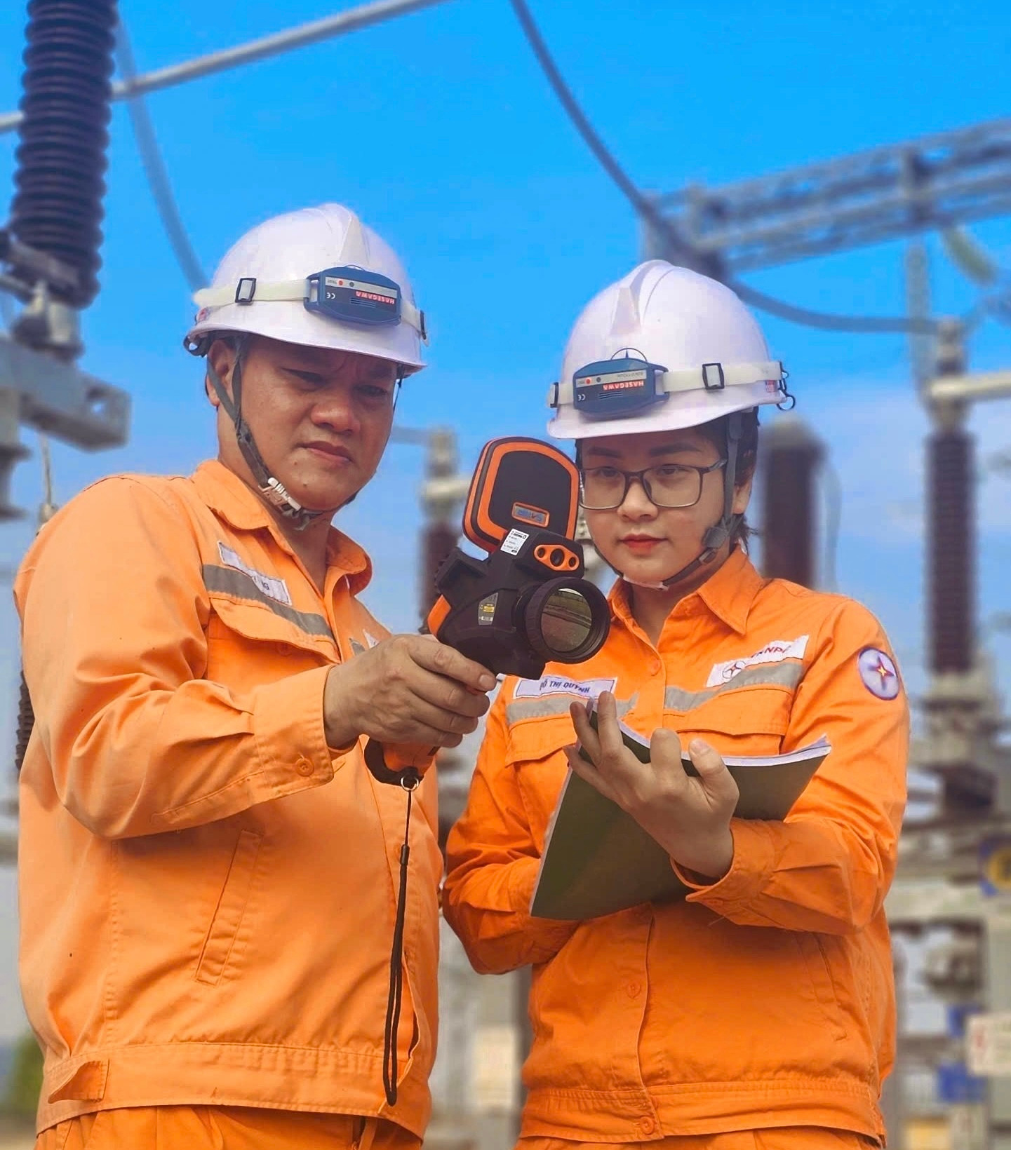 Chị Đỗ Thị Quỳnh, nhân viên Xí nghiệp Lưới điện Cao thế Quảng Ninh, Công ty Điện lực Quảng Ninh thực hiện nhiệm vụ trong ca trực dịp Quốc khánh 29. Ảnh NPC