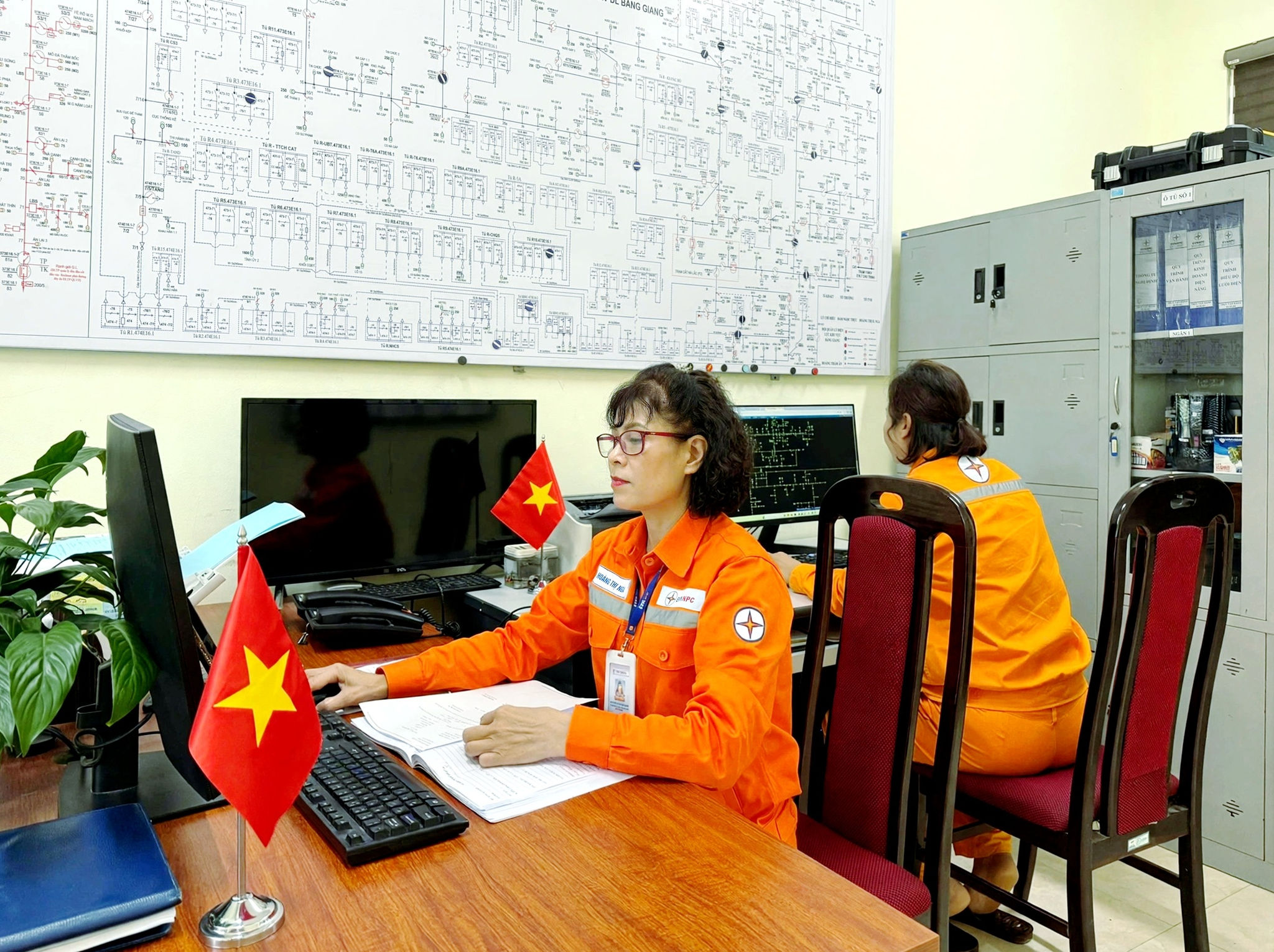 Chị Hoàng Thị Hồng Nga, Tổ trưởng Tổ trực vận hành Điện lực Bằng Giang, Công ty Điện lực Cao Bằng cùng đồng nghiệp theo dõi tình trạng vận hành hệ thống. Ảnh NPC
