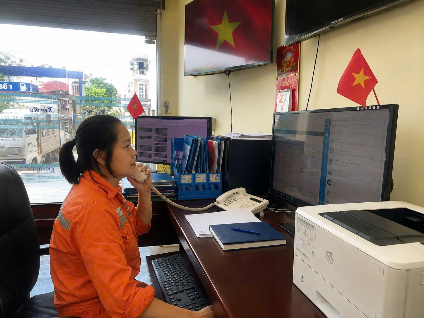 Chị Nông Thị Thu, nhân viên Tổ trực vận hành Điện lực Phú Lương, Công ty Điện lực Thái Nguyên trong ca trực dịp Quốc khánh. Ảnh NPC