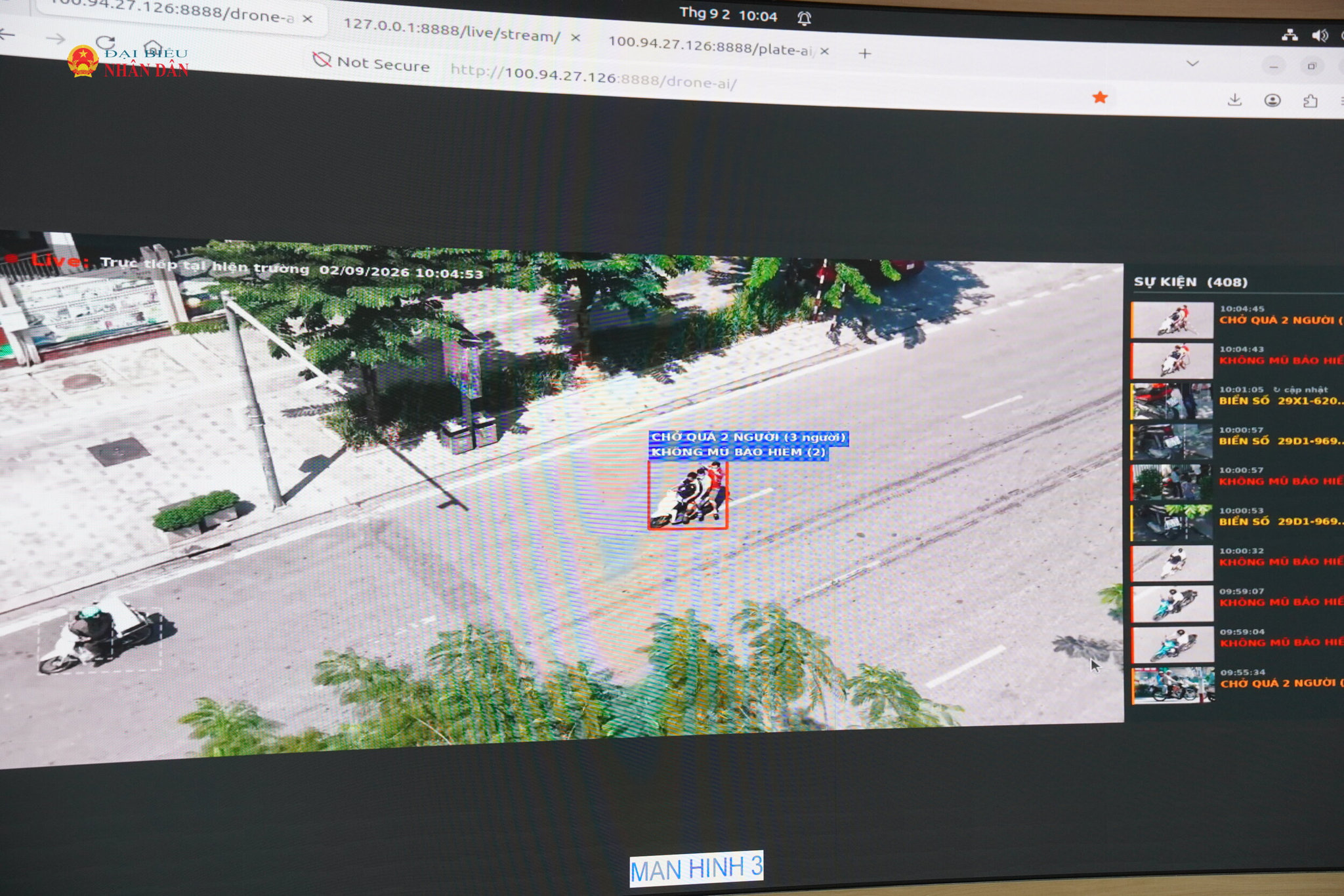 Đối với Giải pháp UAV giám sát an ninh trật tự, thiết bị bay không người lái thực hiện tuần tra giám sát tại các tuyến đường, sử dụng thuật toán AI nhận diện chính xác các hành vi vi phạm trật tự an toàn giao thông, trật tự đô thị và nhóm đối tượng đi xe máy không đội mũ bảo hiểm, mang theo hung…