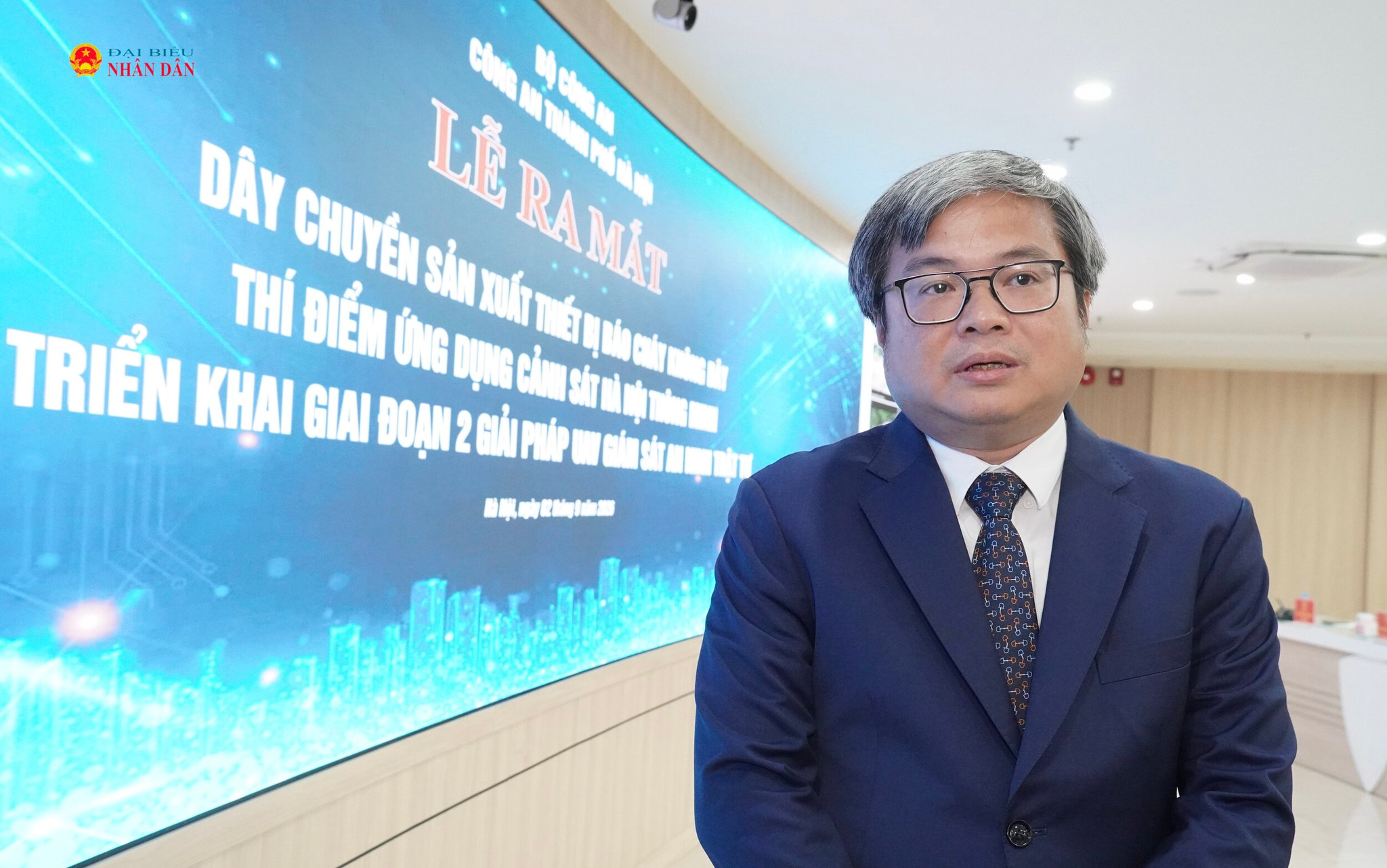 Phó Chủ tịch UBND thành phố Hà Nội Trương Việt Dũng trả lời phỏng vấn báo chí.