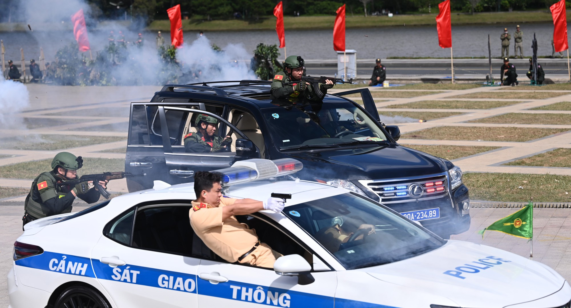 Mỗi cán bộ, chiến sĩ Công an phải giữ gìn phẩm chất, danh dự, uy tín; không ngừng học tập, rèn luyện, nâng cao trình độ nghiệp vụ, pháp luật, kỹ năng công tác