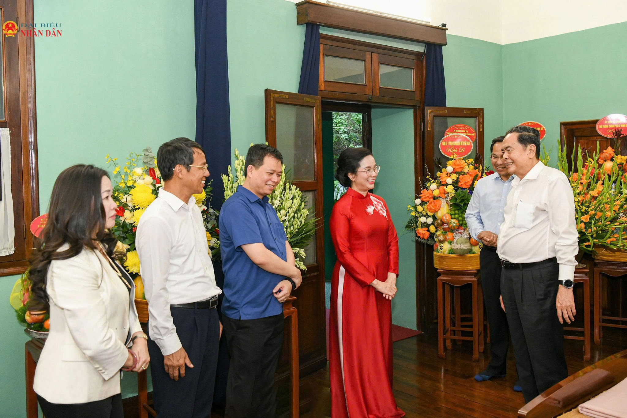 Chủ tịch Quốc hội Trần Thanh Mẫn trò chuyện với các cán bộ, nhân viên Khu Di tích Chủ tịch Hồ Chí Minh tại Phủ Chủ tịch