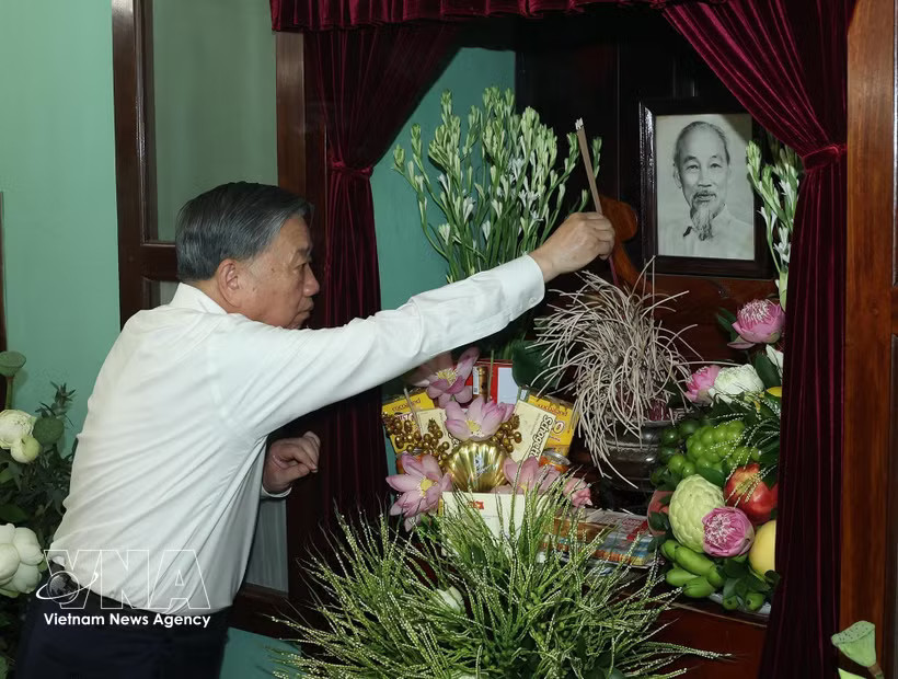 General Secretary of the Communist Party of Vietnam Central Committee and President To Lam offers incense in commemoration of the late leader at House 67 in the Ho Chi Minh Relic Site within the Presidential Palace complex in Hanoi on September 2. (Photo: VNA)