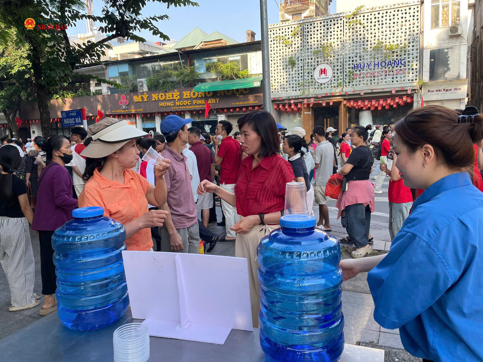 Trong mắt người dân, đặc biệt là đồng bào từ các tỉnh thành xa, những chai nước, chiếc bánh được trao đi chính là minh chứng sống động nhất cho tinh thần “Hà Nội vì cả nước, cùng cả nước”, làm ngời sáng thêm cốt cách hiếu khách, sẻ chia của con người Việt Nam.