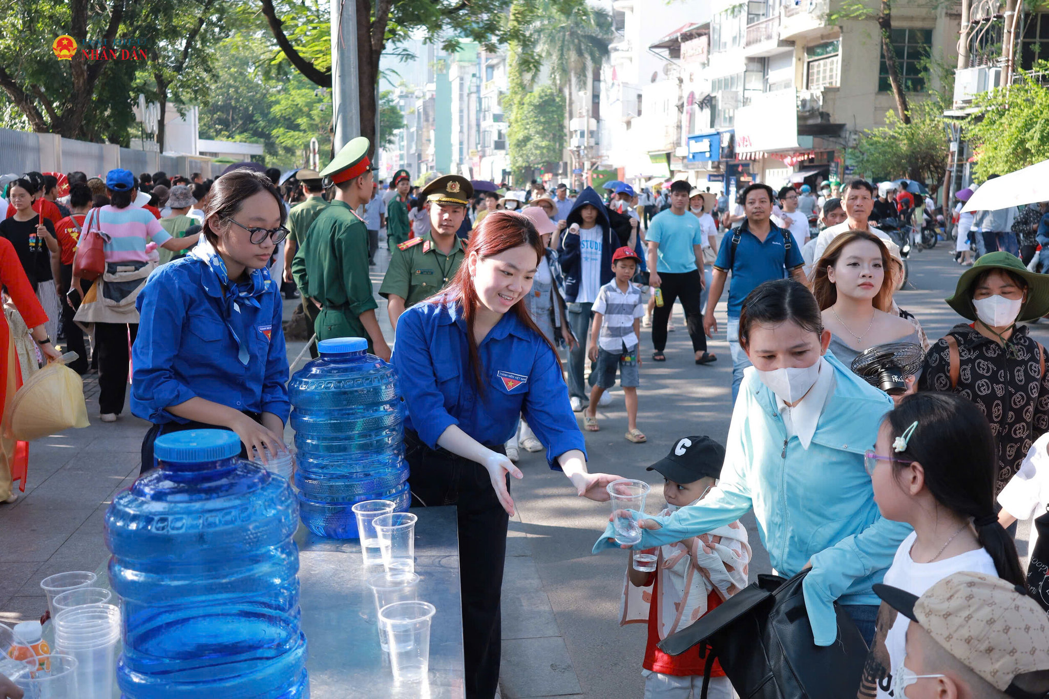Trong dòng người từ khắp các tỉnh, thành tìm về Ba Đình trong ngày Quốc khánh, chị Thúy cùng hai con từ Hưng Yên lên Hà Nội từ sớm. Với chị, chuyến đi lần này là một kỷ niệm đẹp mà chị muốn lưu giữ cùng các con. Giữa dòng người đông đúc, sự có mặt của những đoàn viên, thanh niên tình nguyện với lời…