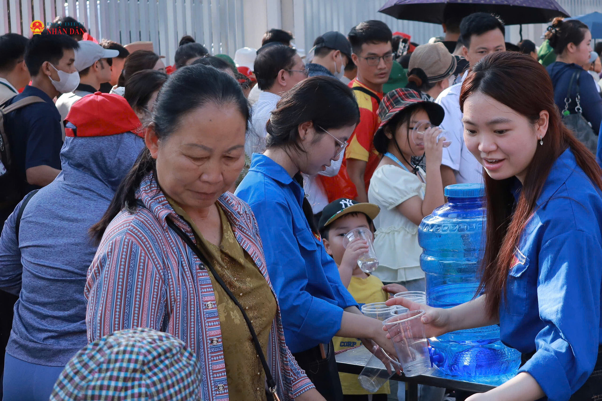Đó là cái nắm tay thật chặt cùng lời cảm ơn mộc mạc của các bác cao tuổi lặn lội từ xa về thăm Thủ đô.