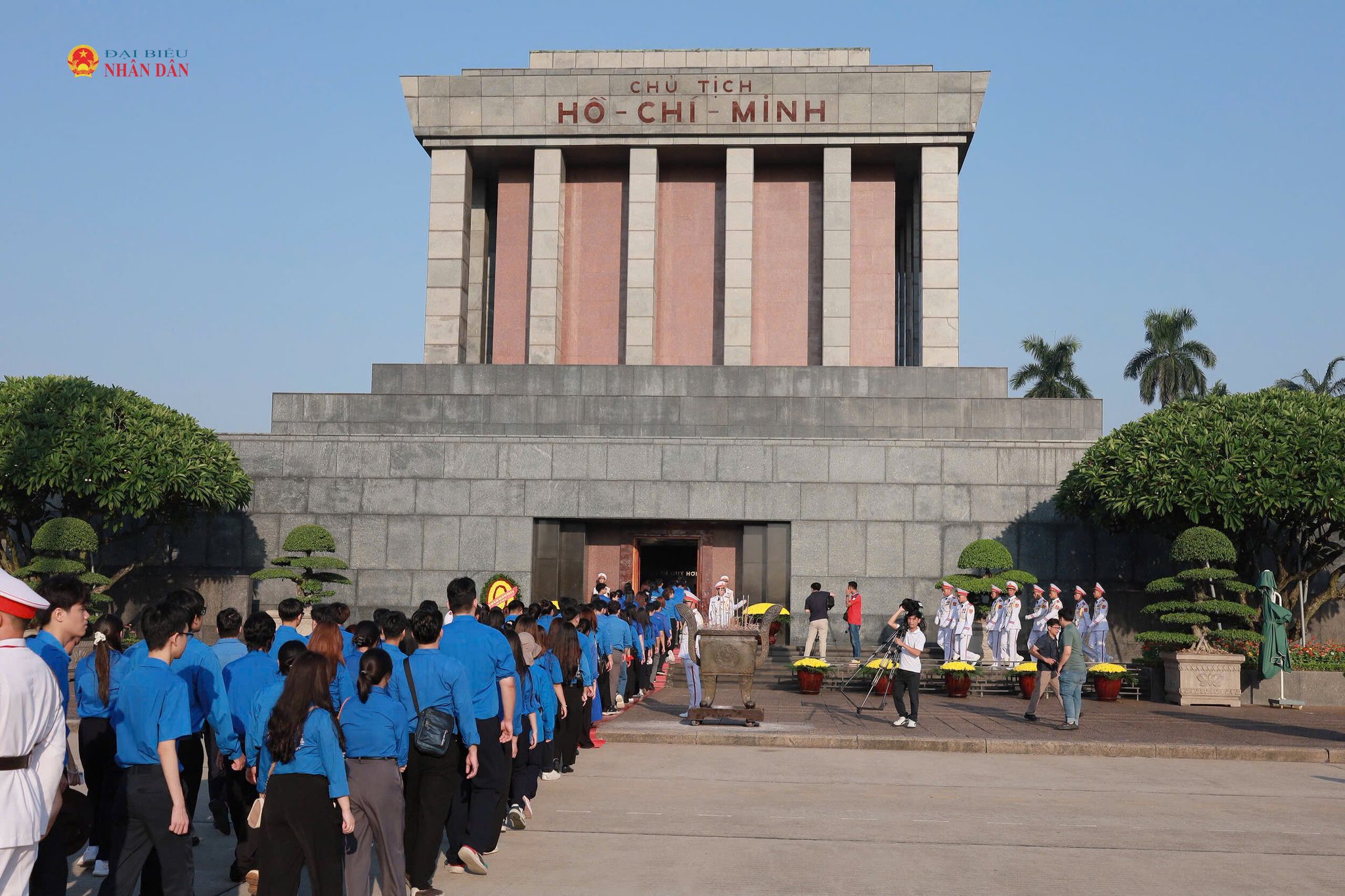 Đoàn đại biểu vào lăng viếng Bác.