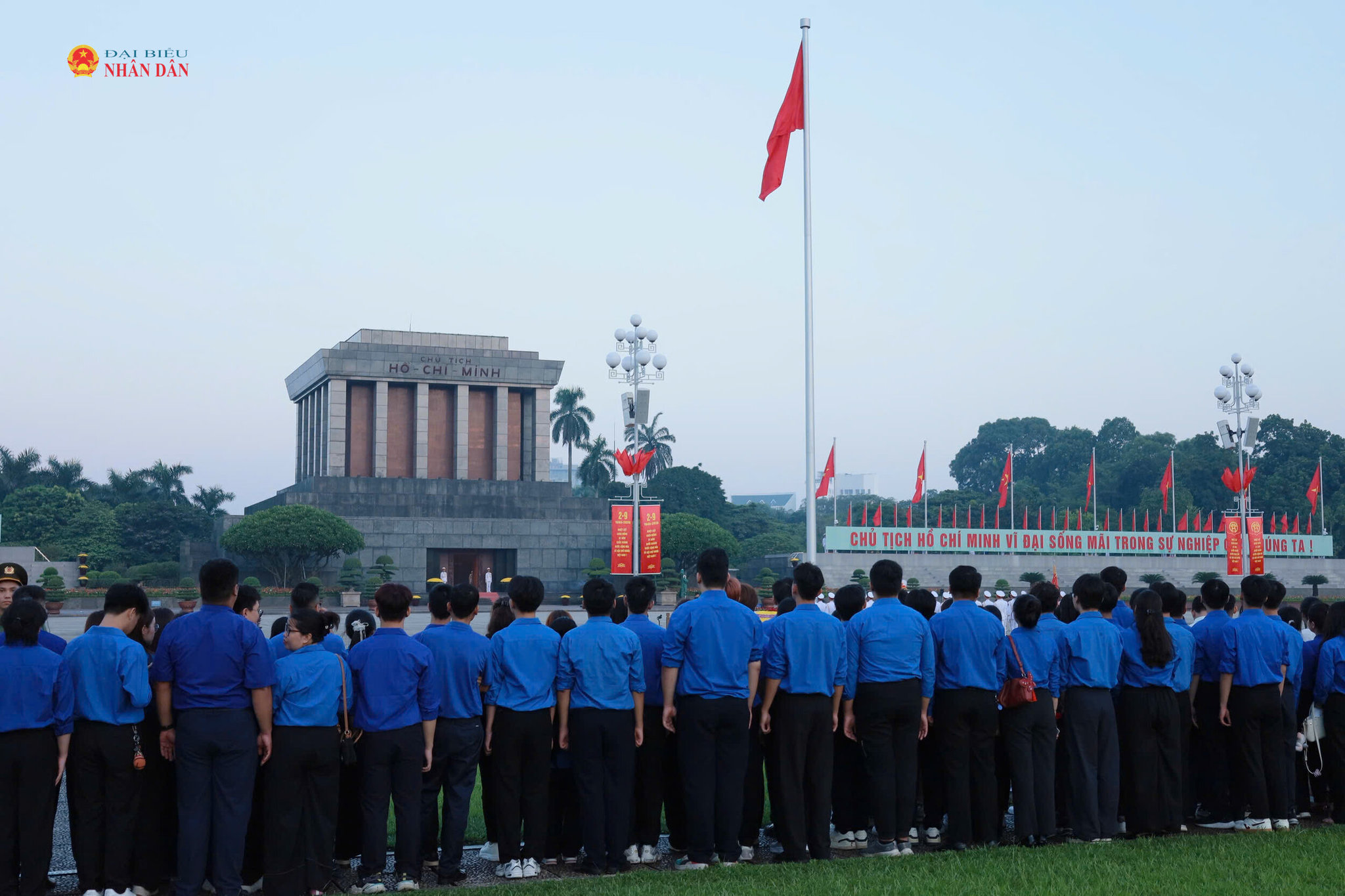 Với tuổi trẻ Thủ đô, gìn giữ truyền thống không chỉ là nhớ về những gì đã qua, mà còn là biết biến tinh thần tiên phong, sáng tạo và khát vọng cống hiến thành những việc làm cụ thể trong cuộc sống.