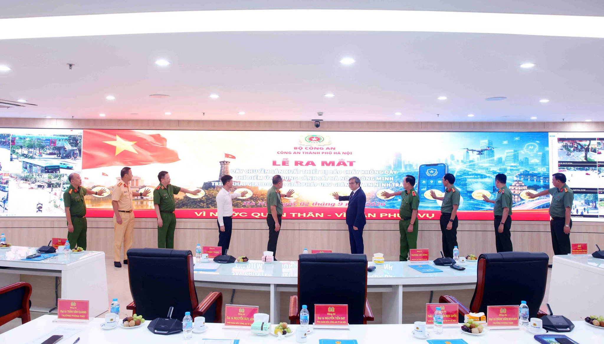 Các đại biểu thực hiện nghi thức ra mắt 3 sản phẩm trọng tâm.