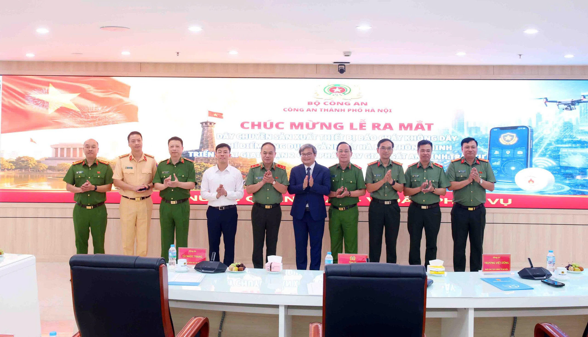 Các đại biểu chụp ảnh lưu niệm tại chương trình.