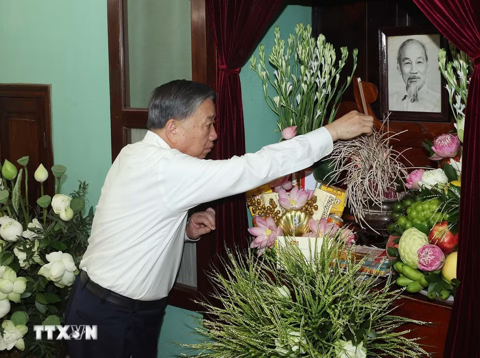 Tổng Bí thư, Chủ tịch nước Tô Lâm dâng hương tưởng nhớ Bác Hồ tại Nhà 67, Khu Di tích Chủ tịch Hồ Chí Minh trong Phủ Chủ tịch