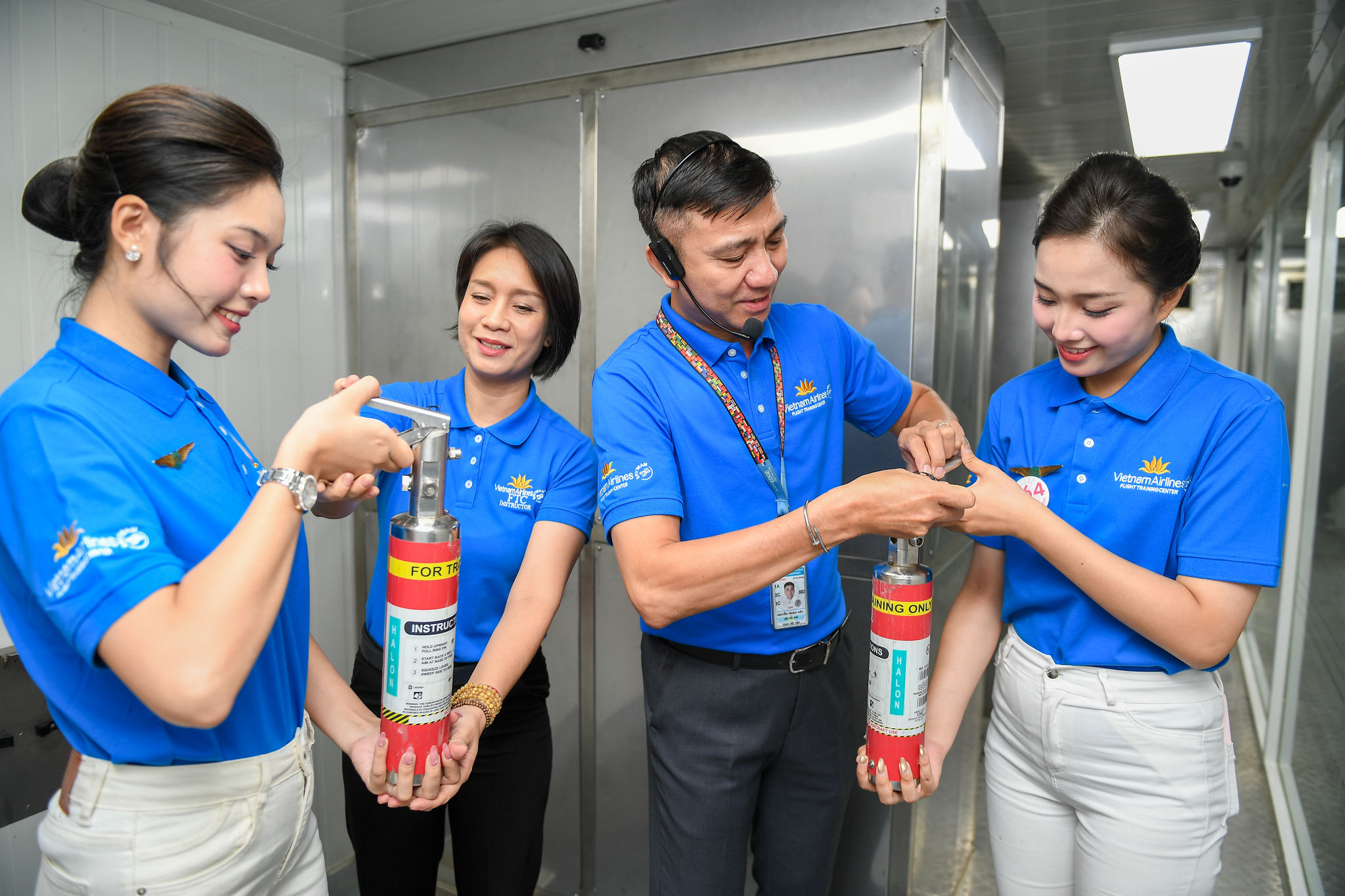 1. Các thí sinh trực tiếp tìm hiểu quy trình đào tạo, tiêu chuẩn nghề nghiệp và công việc của tiếp viên Vietnam Airlines.
