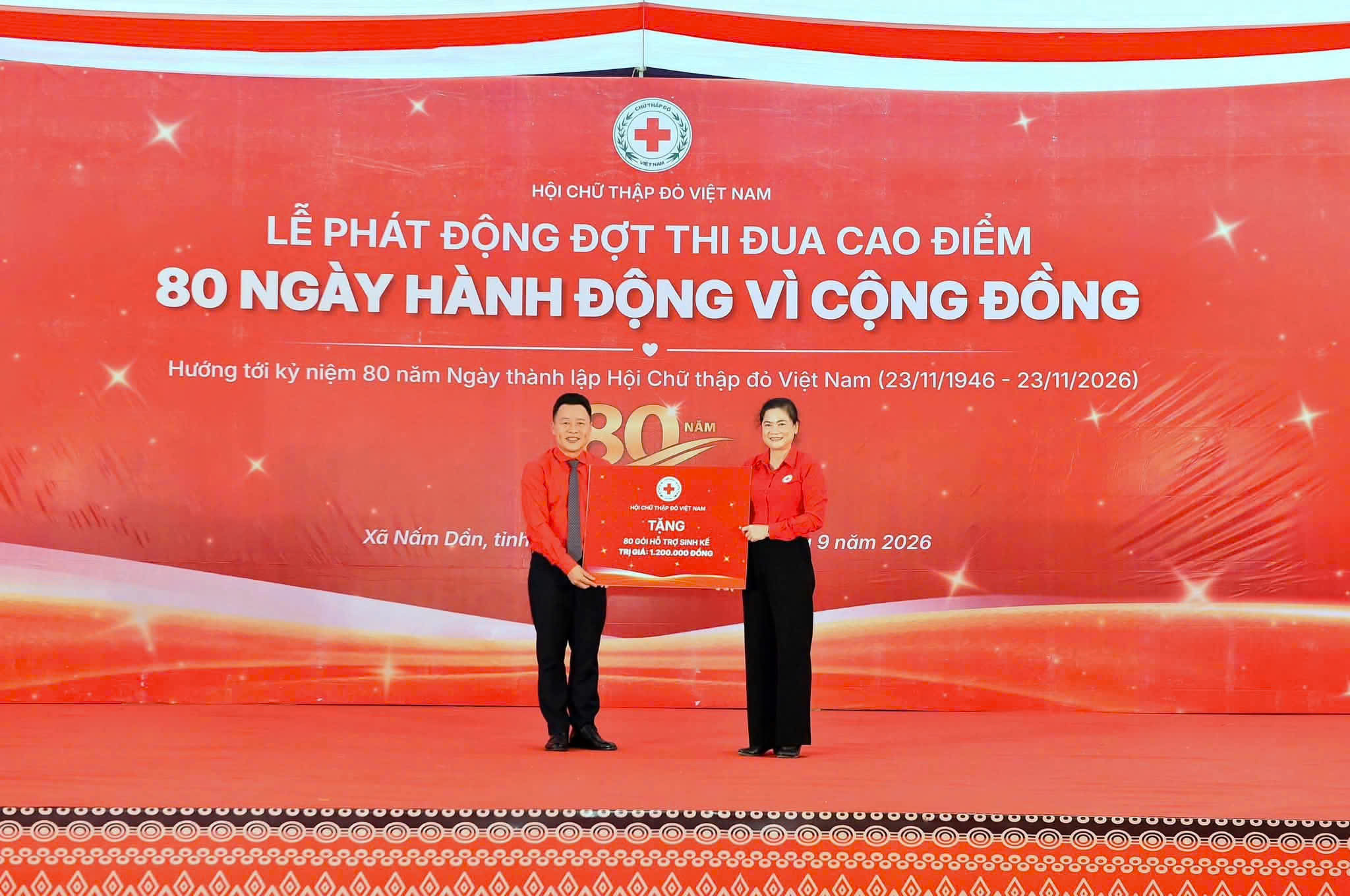 Chủ tịch Hội Chữ thập đỏ Việt Nam Đỗ Thị Thu Thảo trao gói hỗ trợ sinh kế cho Hội Chữ thập đỏ tỉnh