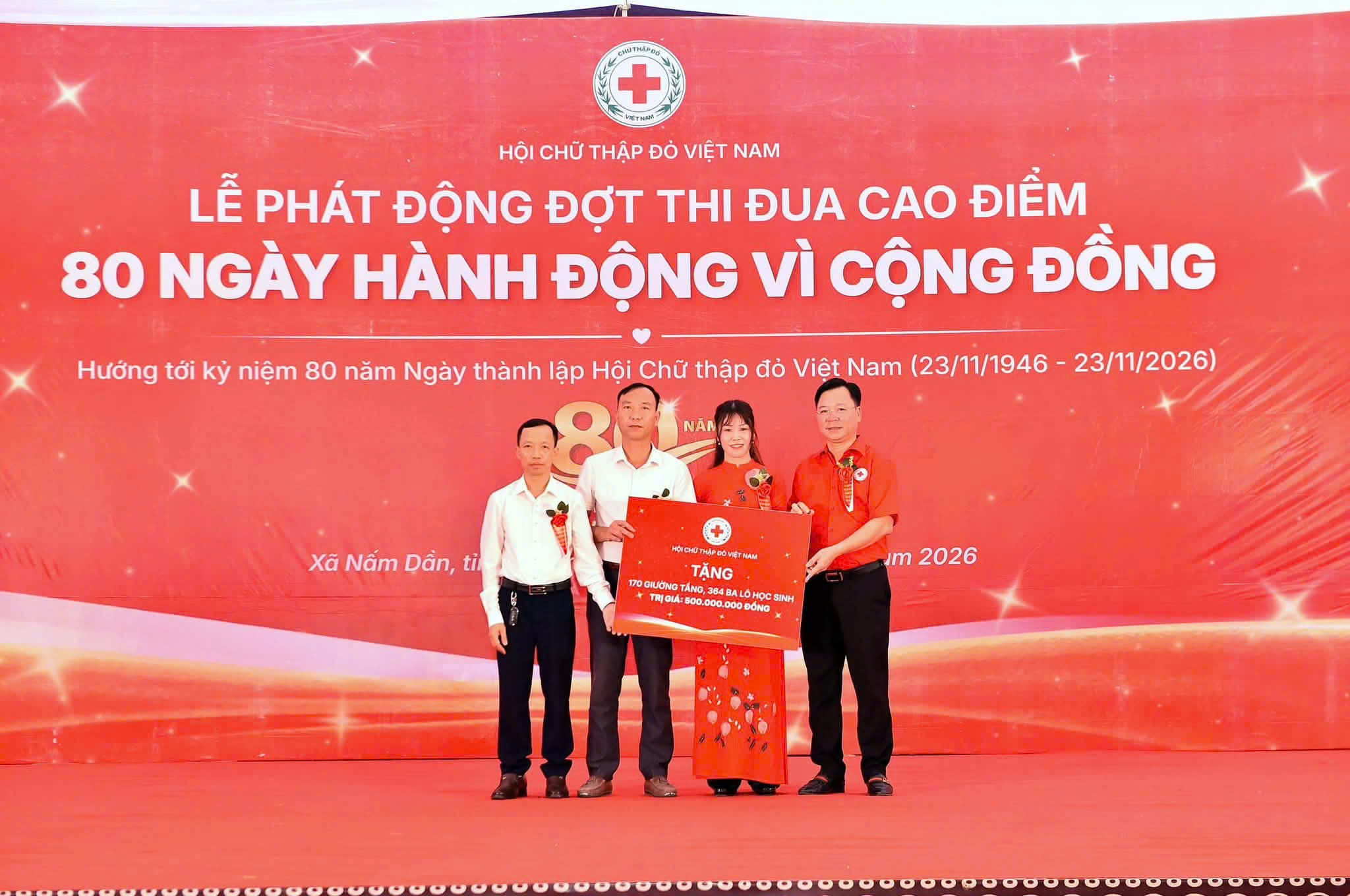 Lãnh đạo Hội Chữ thập đỏ Việt Nam trao hỗ trợ cho học sinh Trường PTDT bán trú Tiểu học Nấm Dẩn