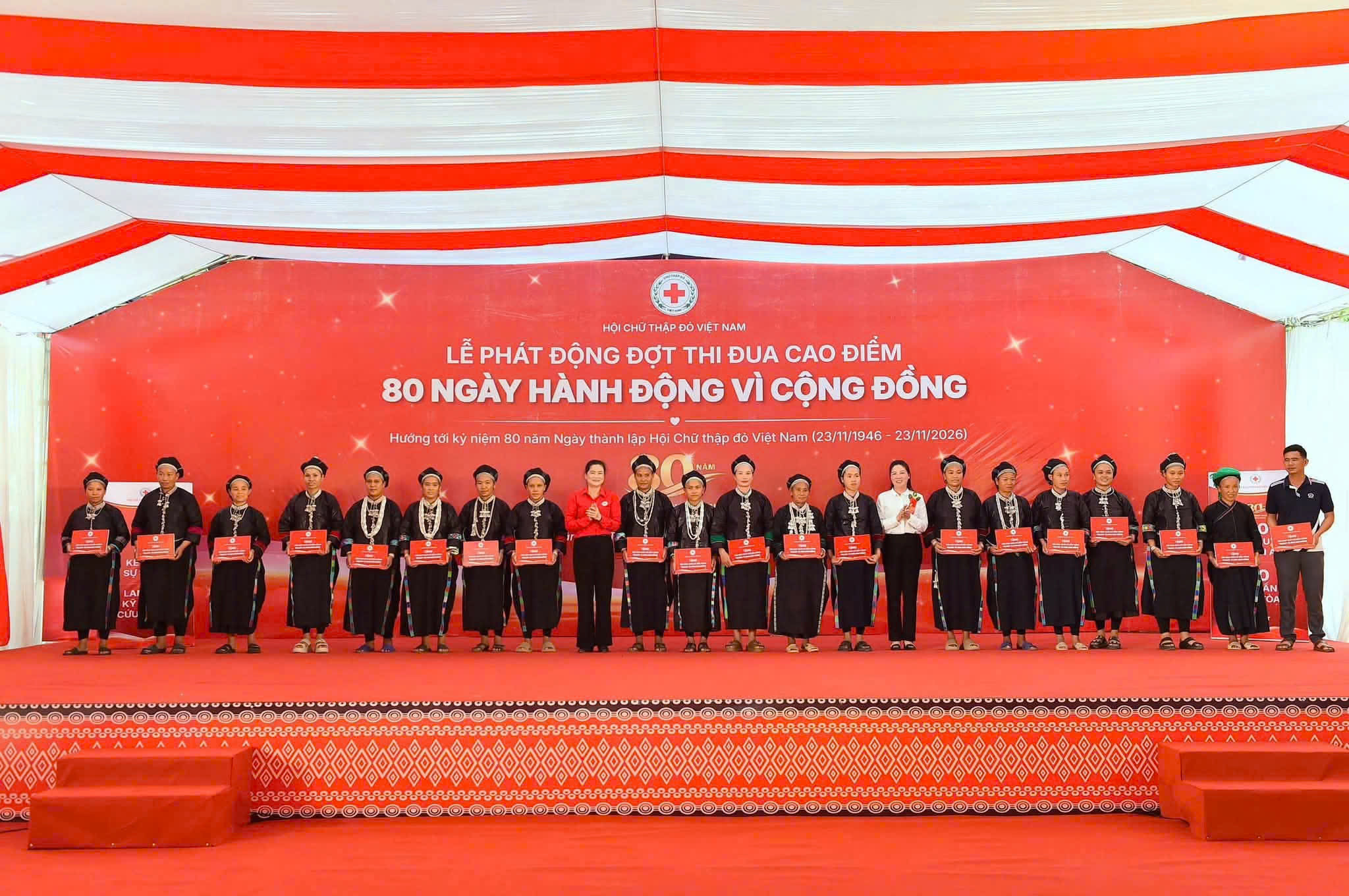 Lãnh đạo Hội Chữ thập đỏ Việt Nam, tỉnh Tuyên Quang trao biểu trưng hỗ trợ sinh kế cho các hộ gia đình