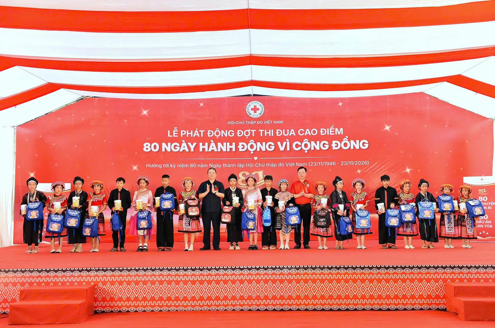 Lãnh đạo Hội Chữ thập đỏ Việt Nam; tỉnh Tuyên Quang trao quà đầu năm học cho học sinh Trường PTDT bán trú Tiểu học Nấm Dẩn