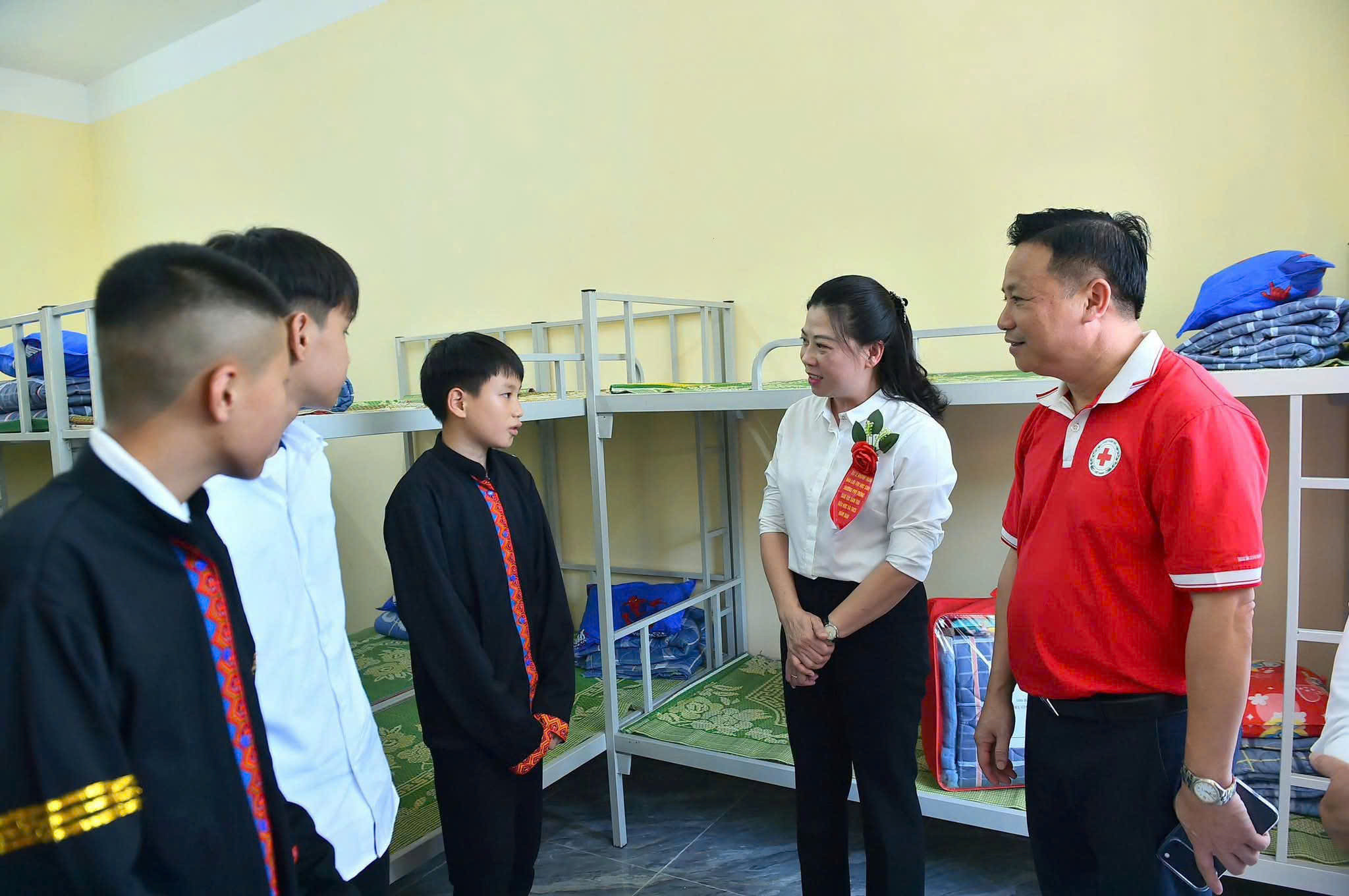 Phó Bí thư Thường trực Tỉnh ủy Lê Thị Kim Dung kiểm tra khu nội trú và nói chuyện với học sinh Trường PTDT bán trú Tiểu học Nấm Dẩn