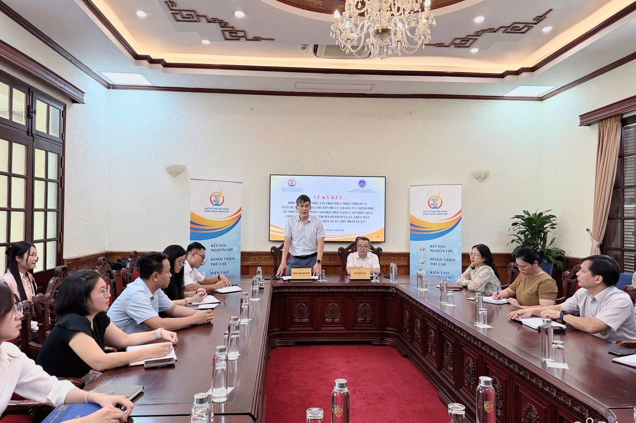 Giám đốc Quỹ Hỗ trợ xây dựng chính sách, pháp luật Đặng Trần Anh Tuấn phát biểu tại lễ ký kết