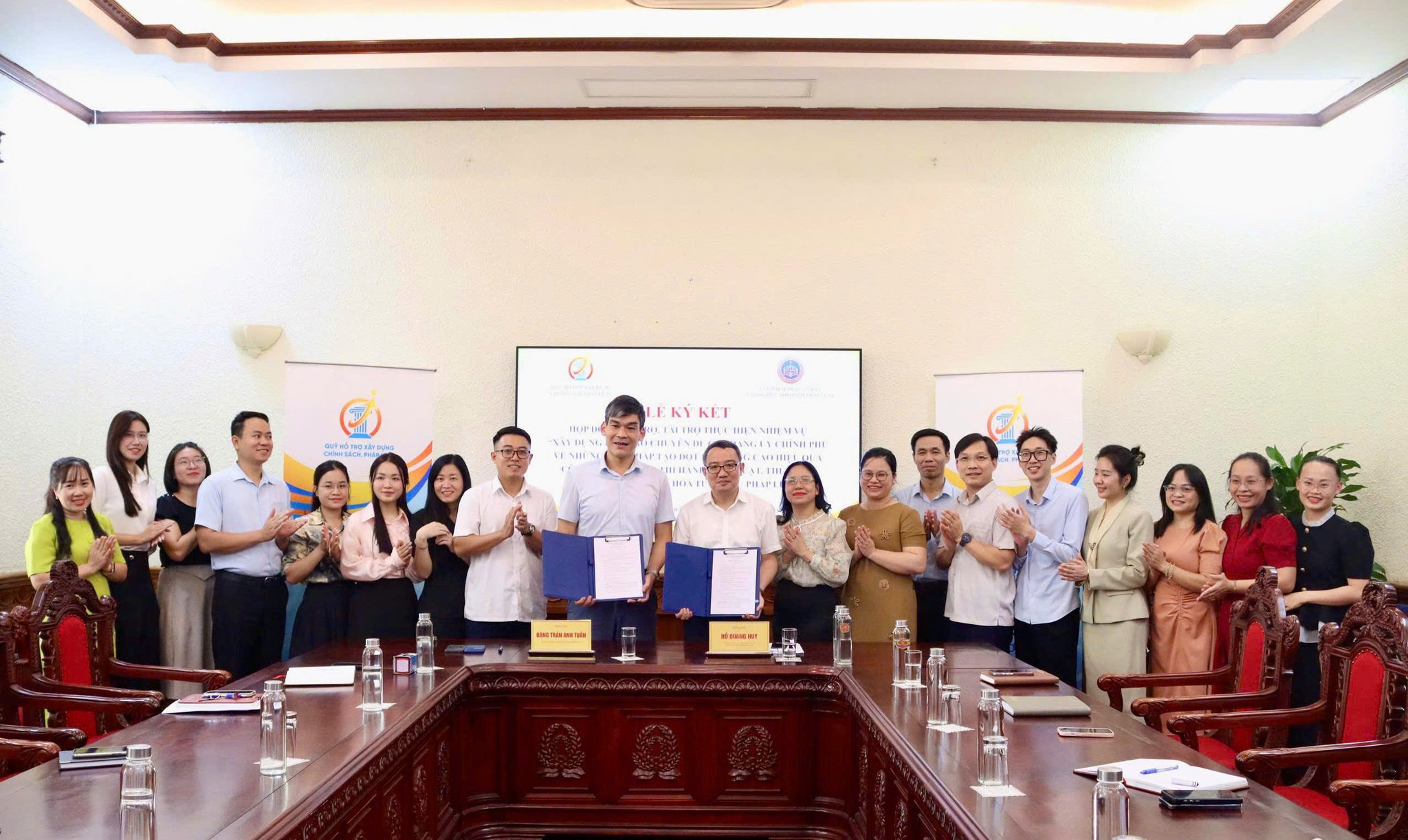 Toàn cảnh Lễ ký kết Hợp đồng hỗ trợ, tài trợ thực hiện nhiệm vụ ”Xây dựng Báo cáo chuyên đề của Đảng ủy Chính phủ về những giải pháp tạo đột phá nâng cao hiệu quả công tác tổ chức thi hành pháp luật, thúc đẩy xây dựng văn hóa tuân thủ pháp luật”