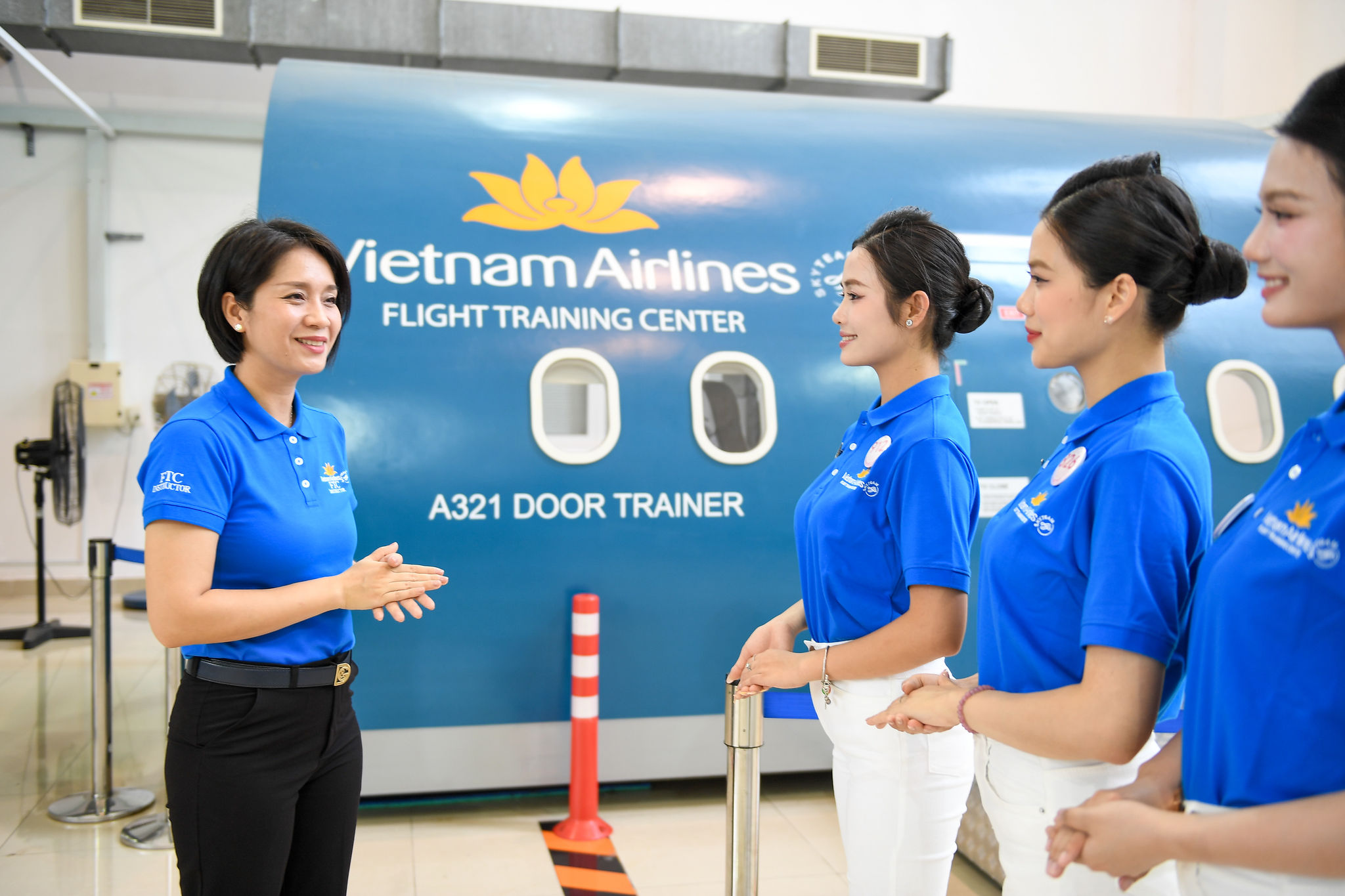 2. Tri thức, bản lĩnh, kỹ năng giao tiếp và tinh thần trách nhiệm là những phẩm chất được Vietnam Airlines đề cao khi tìm kiếm những ứng viên phù hợp với nghề tiếp viên hàng không.