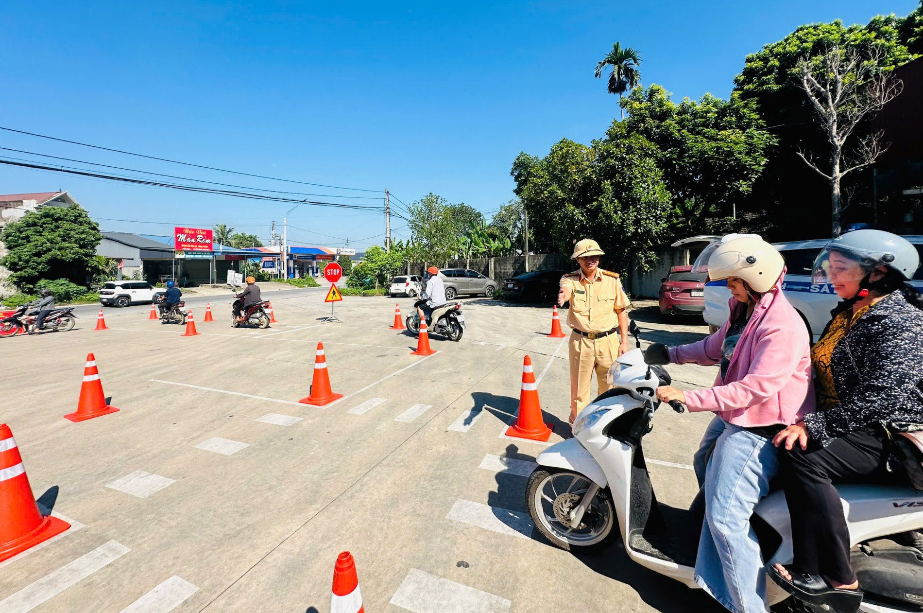 Hướng dẫn người tham gia giao thông rèn luyện kỹ năng điều khiển phương tiện của mình trong sa hình tình huống (