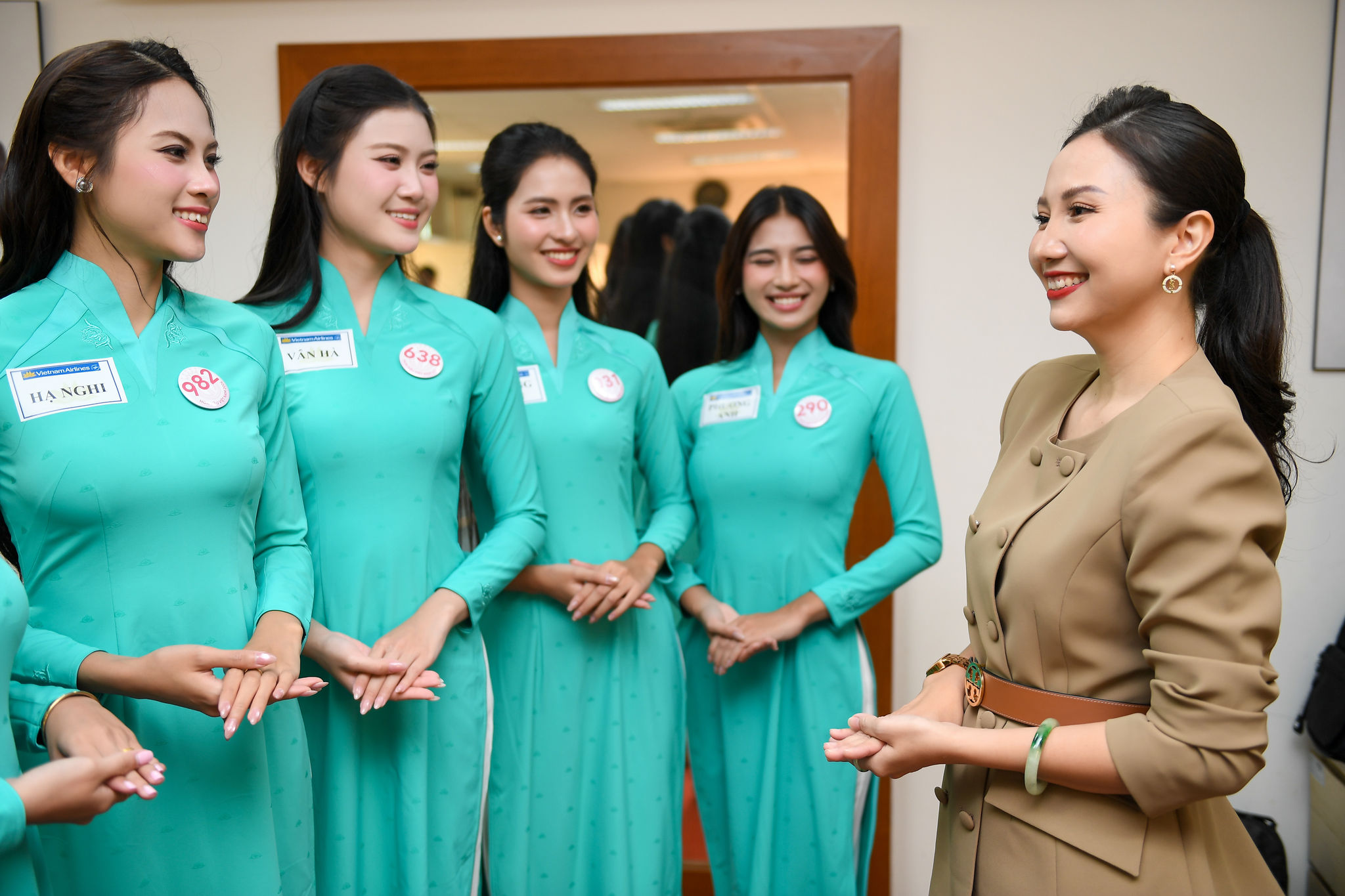 3. Top 53 Hoa hậu Việt Nam 2026 có cơ hội trải nghiệm công việc của một tiếp viên Vietnam Airlines