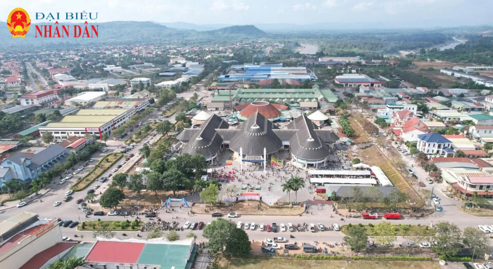 Góc nhìn từ trên cao khu vực Trung tâm Thương mại Lao Bảo – hạt nhân phát triển kinh tế thương mại biên giới, đóng vai trò kết nối giao thương hàng hóa giữa Quảng Trị với các nước trên Hành lang Kinh tế Đông - Tây.