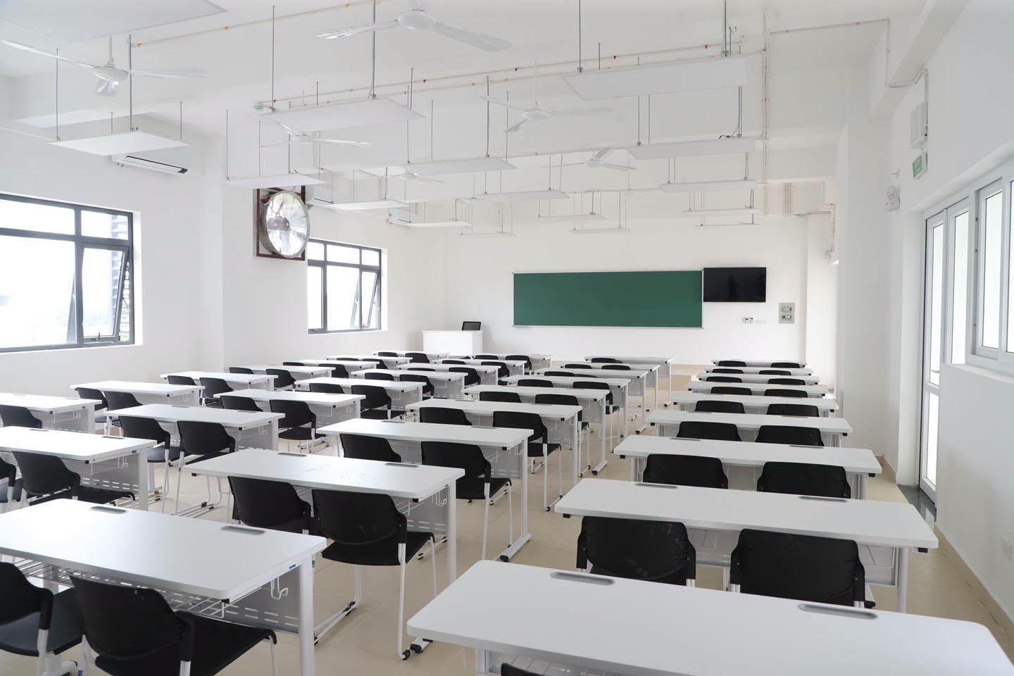 Phòng thực hành, thí nghiệm của sinh viên Trường Đại học Công nghệ tại Hòa Lạc