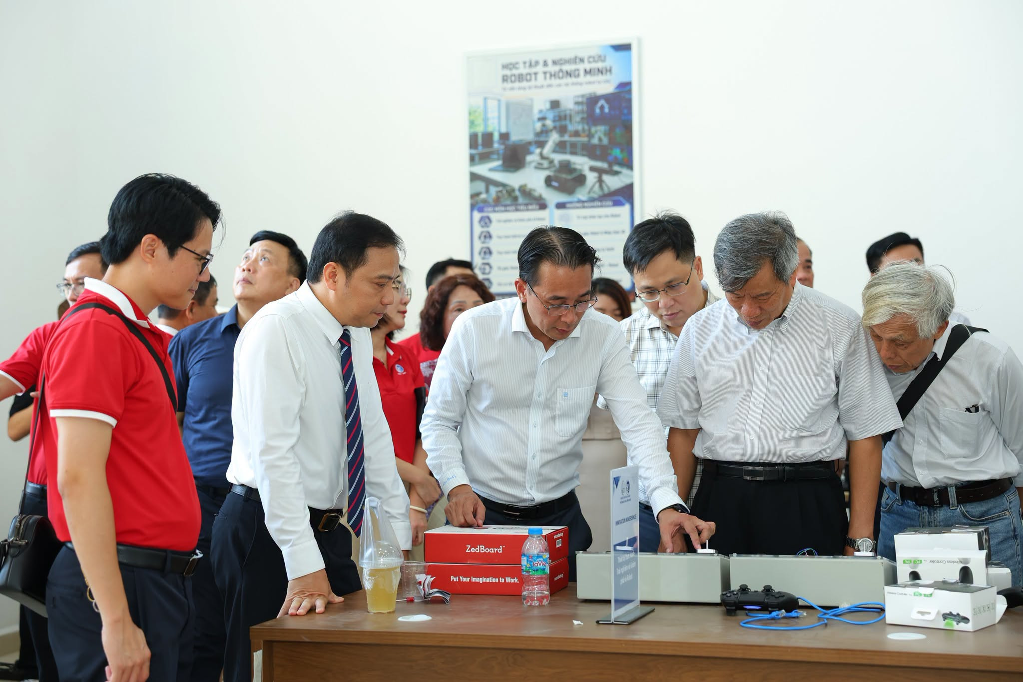 GS.TS Chử Đức Trình - Hiệu trưởng Trường ĐH Công nghệ giới thiệu các phòng thực hành, thí nghiệm