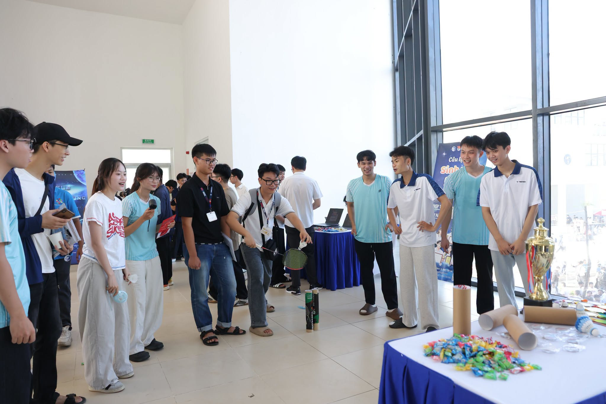 Các tân sinh viên háo hức trải nghiệm các hoạt động tại ngày nhập học