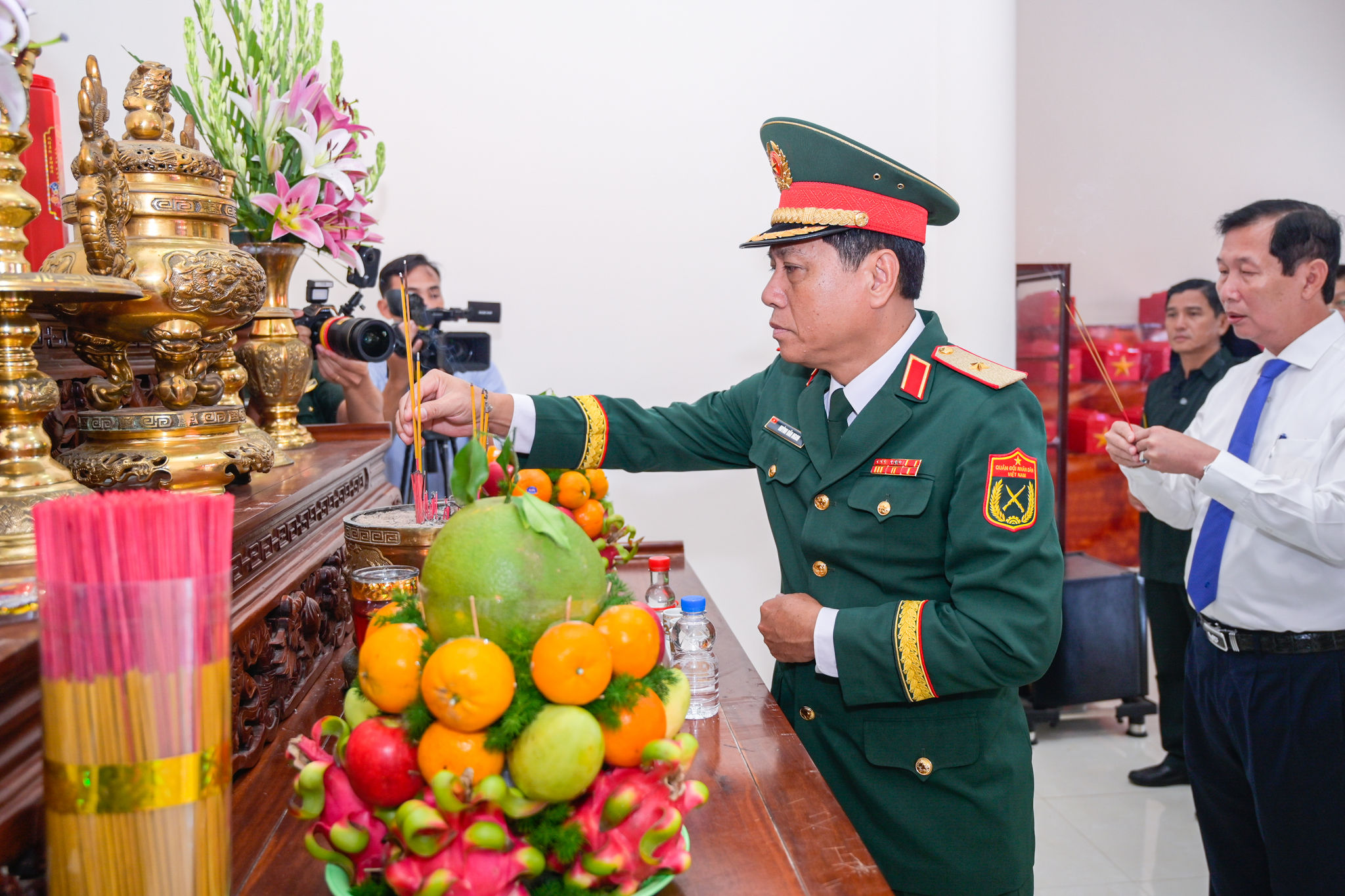 Thiếu tướng Huỳnh Văn Ngon, Ủy viên Ban Thường vụ Đảng ủy, Phó Chính ủy Quân khu 9, Trưởng Ban Chỉ đạo 515 Quân khu 9 thắp hương trước anh linh các liệt sĩ