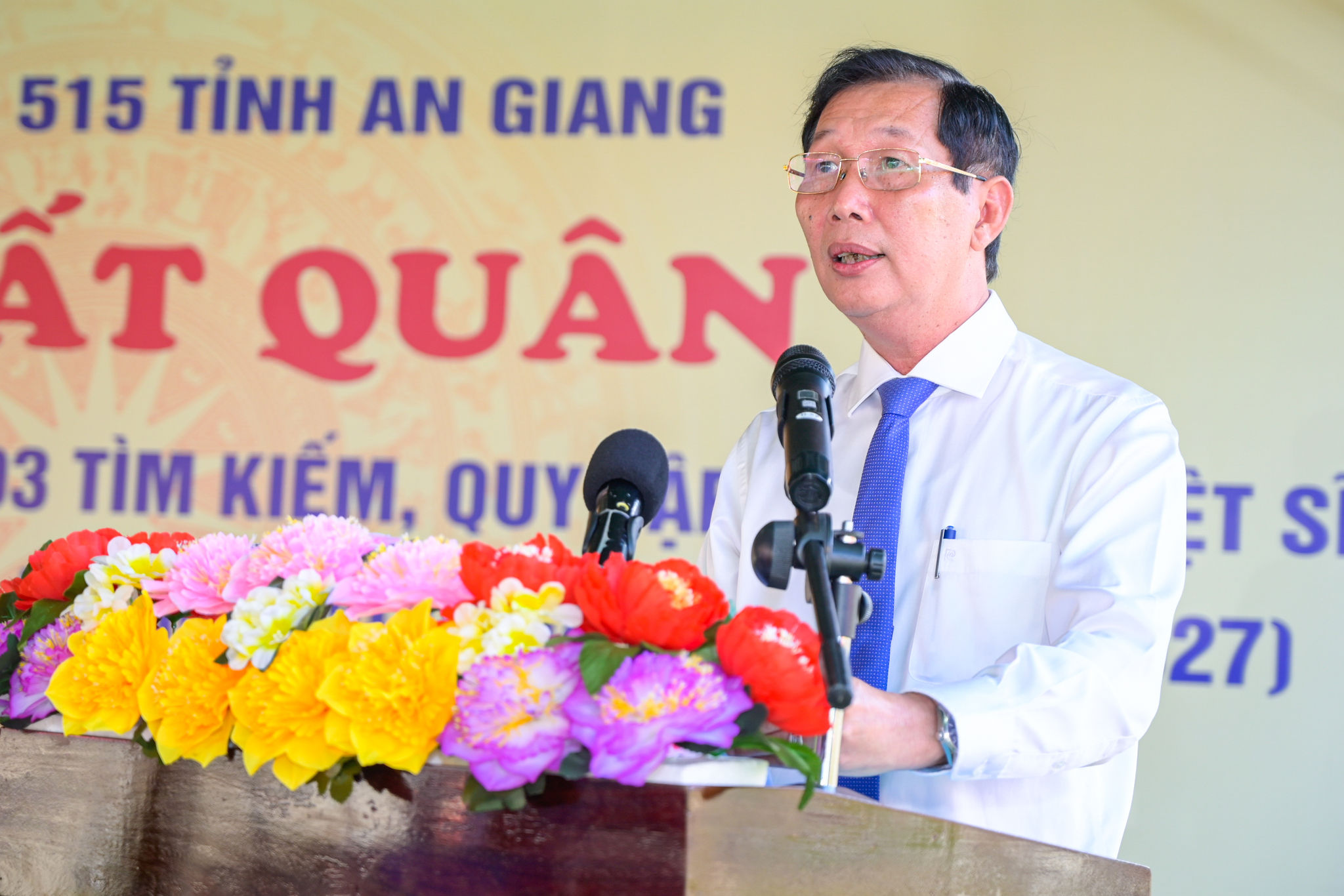 Ông Lê Văn Phước, Tỉnh ủy viên, Phó Chủ tịch UBND tỉnh, Trưởng Ban Chỉ đạo 515 tỉnh An Giang thắp hương trước anh linh các liệt sĩ
