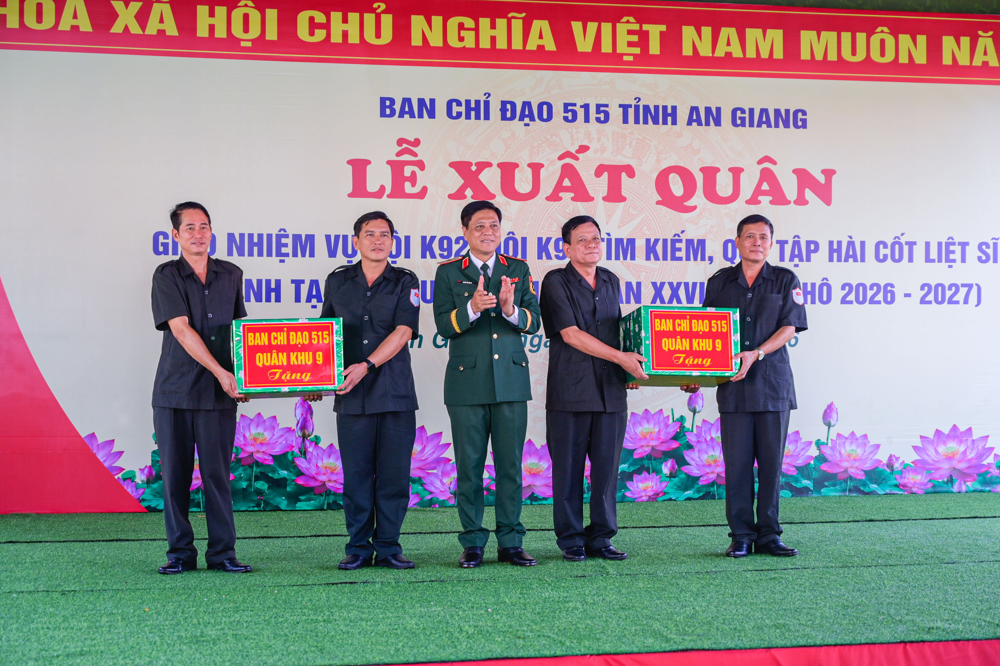 Thiếu tướng Huỳnh Văn Ngon, Trưởng Ban Chỉ đạo 515 Quân khu 9 trao quà của Ban Chỉ đạo 515 Quân khu cho Đội K92, K93