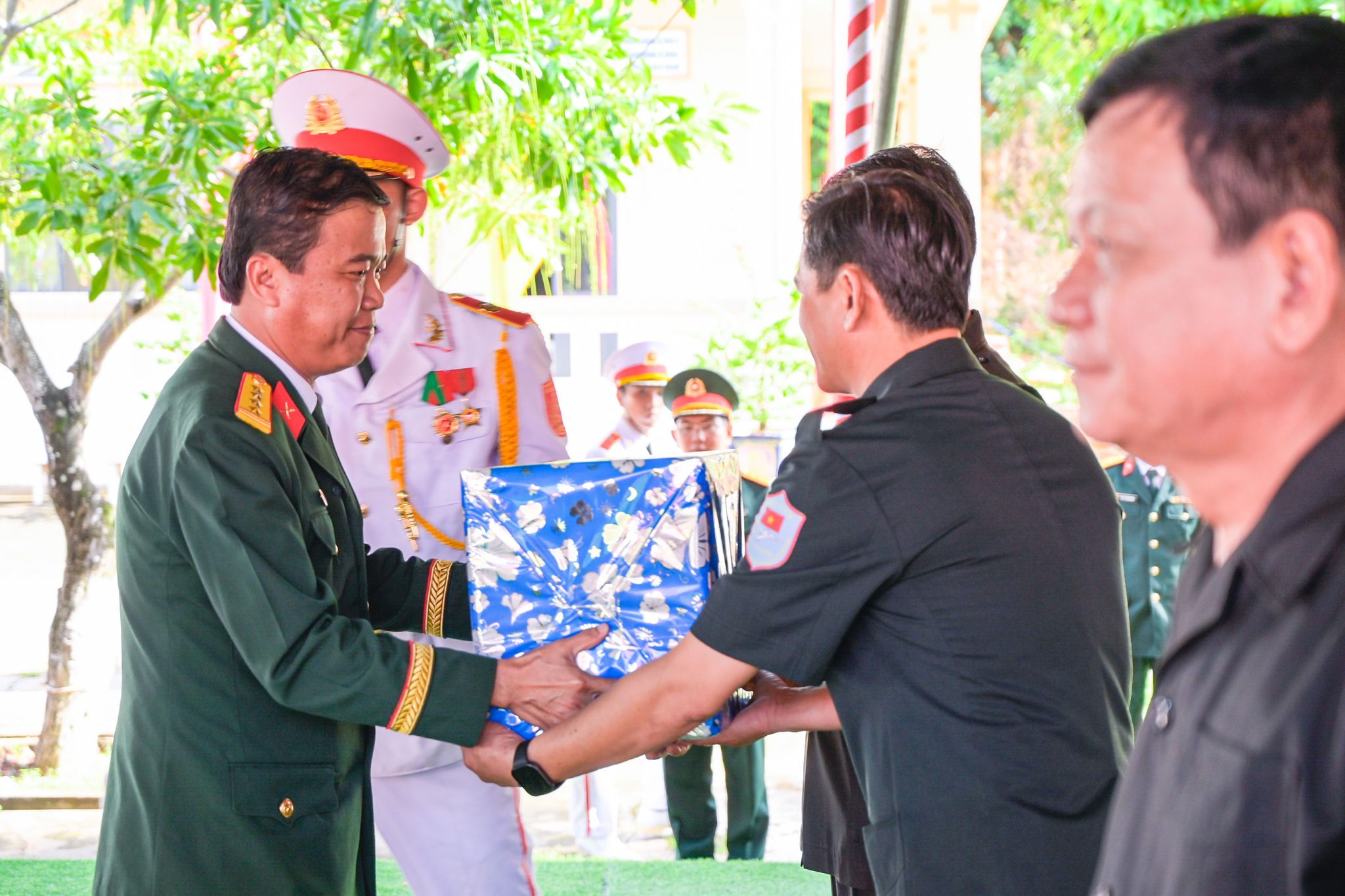 Thiếu tướng Huỳnh Văn Ngon, Trưởng Ban Chỉ đạo 515 Quân khu 9 trao quà của Ban Chỉ đạo 515 Quân khu cho Đội K92, K93