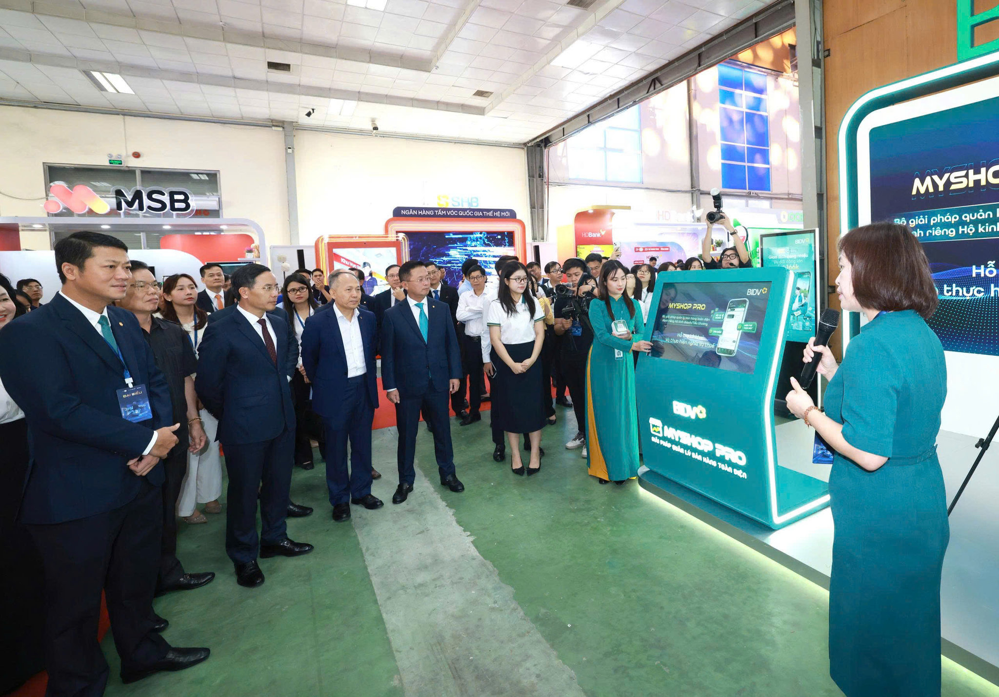 Các đại biểu tham quan gian hàng công nghệ của BIDV