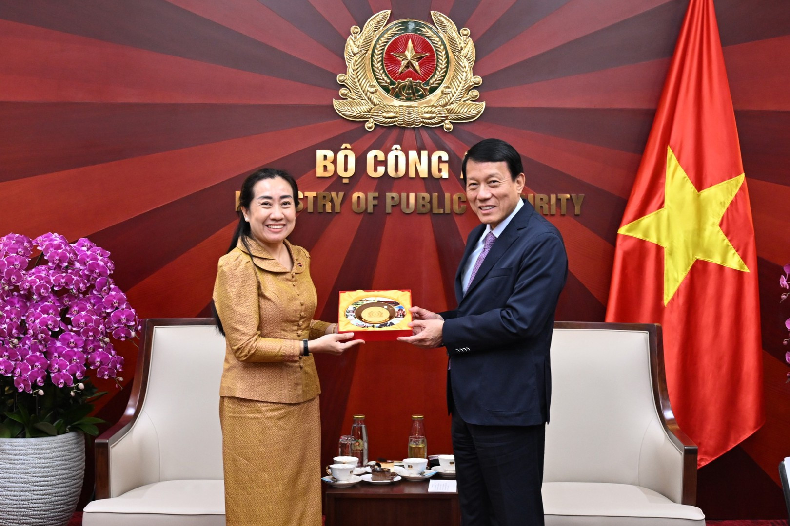 Bộ trưởng Lương Tam Quang trao quà lưu niệm tặng Đại sứ Touch Sopharath.