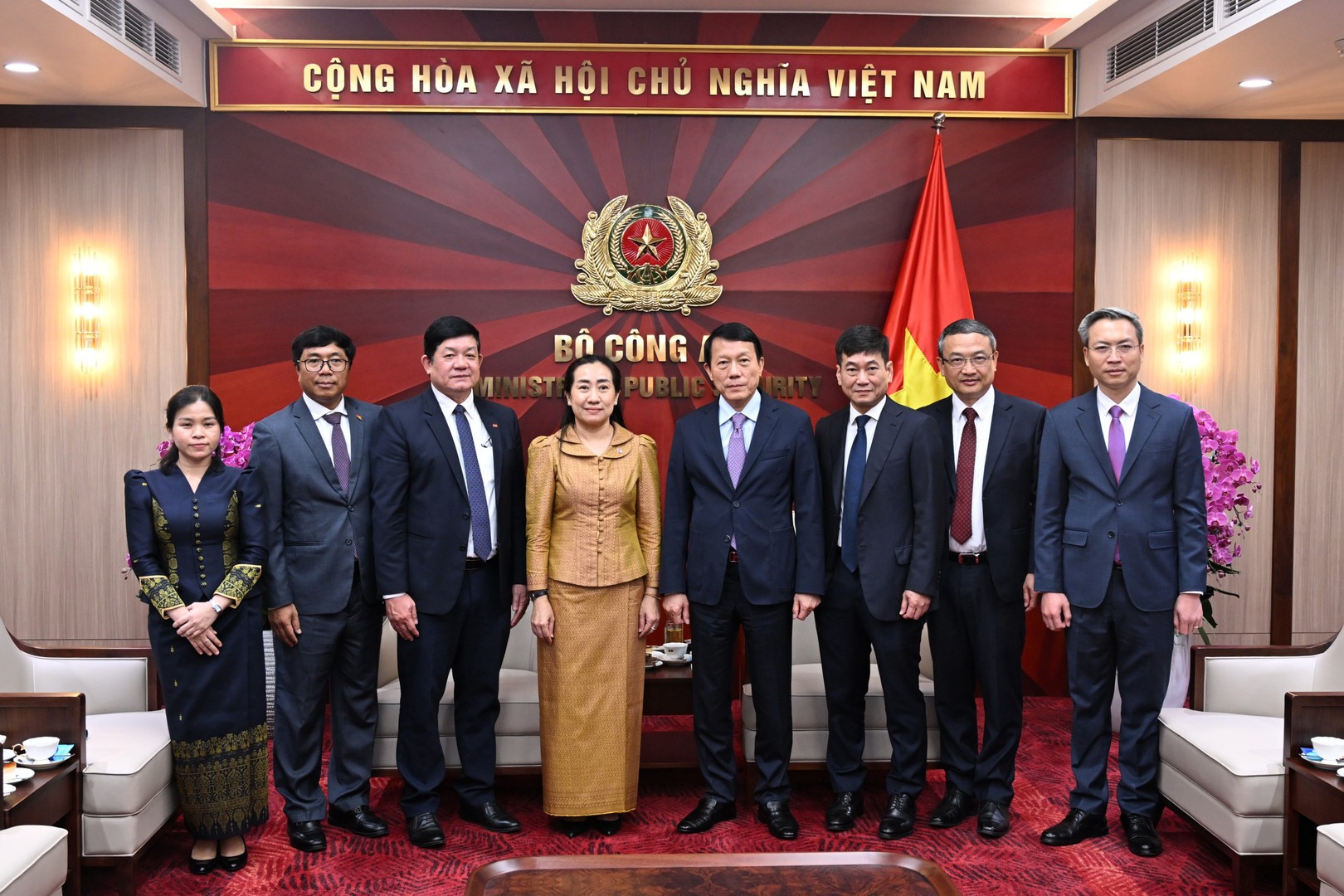 Các đại biểu chụp ảnh lưu niệm.