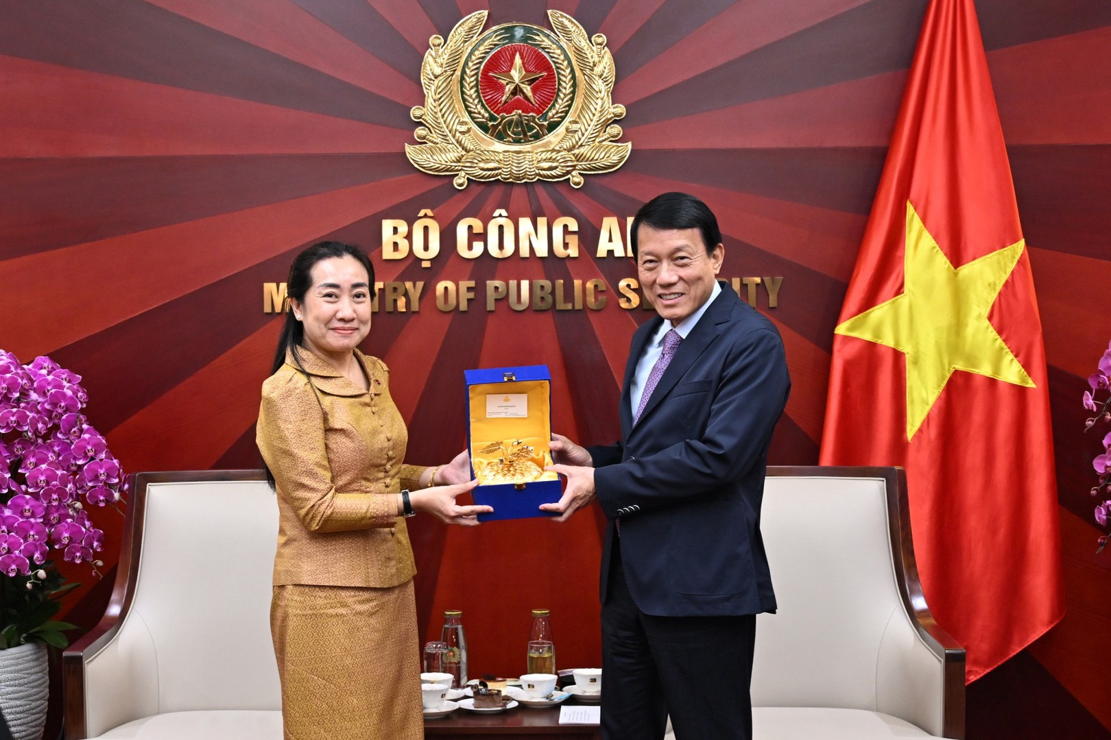 Đại sứ Touch Sopharath tặng quà lưu niệm Bộ trưởng Lương Tam Quang.