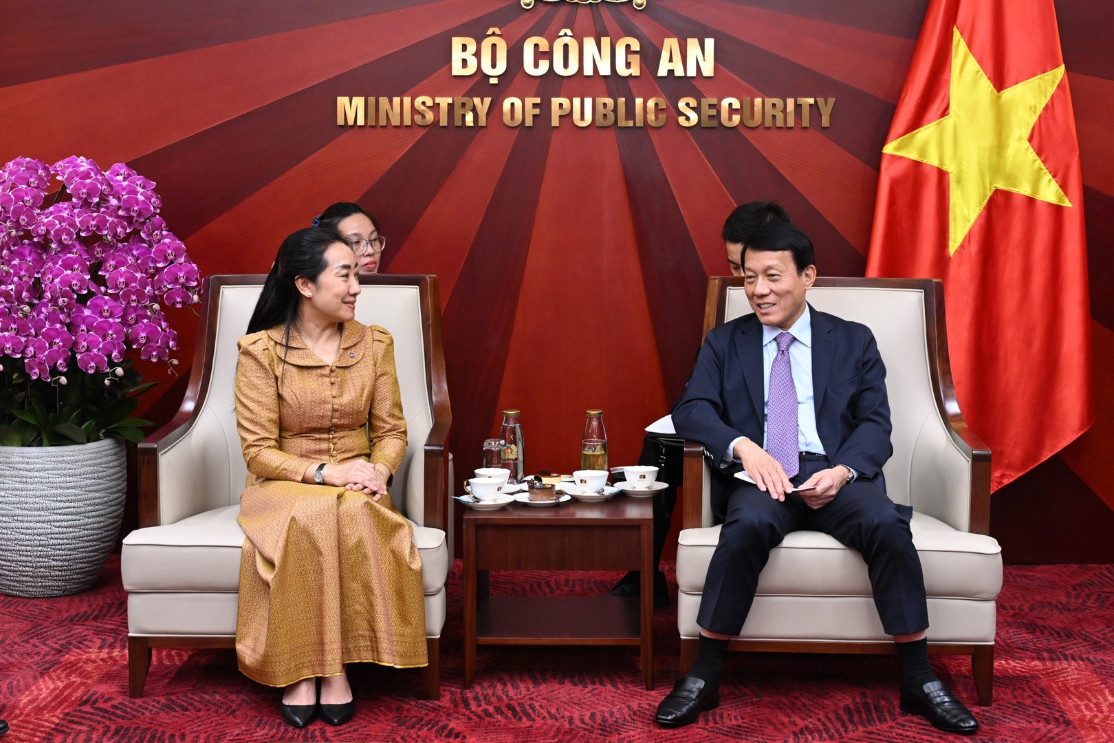 Bộ trưởng Lương Tam Quang chúc mừng bà Đại sứ nhận nhiệm vụ mới.