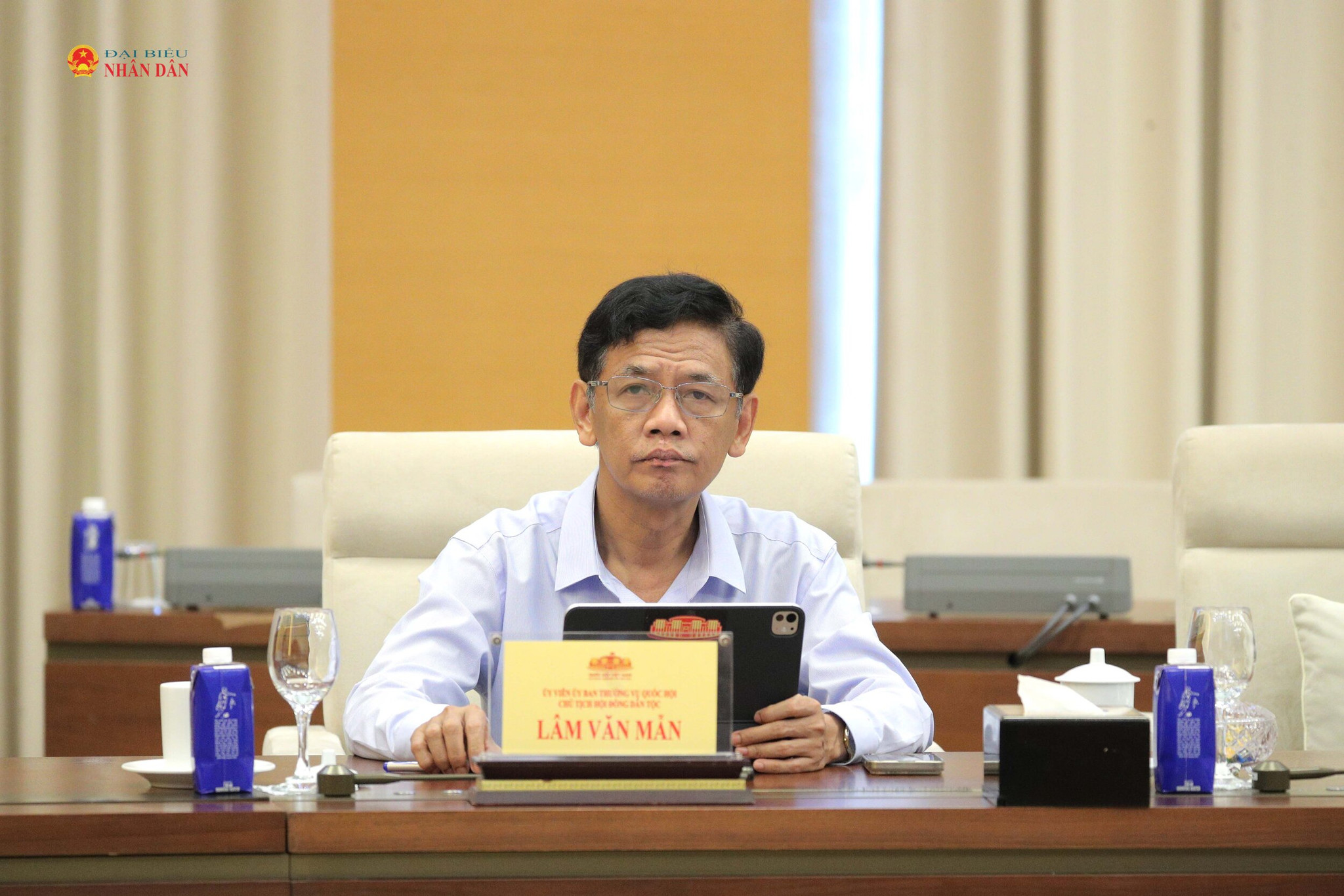 Chủ tịch Hội đồng Dân tộc Lâm Văn Mẫn tham dự phiên họp