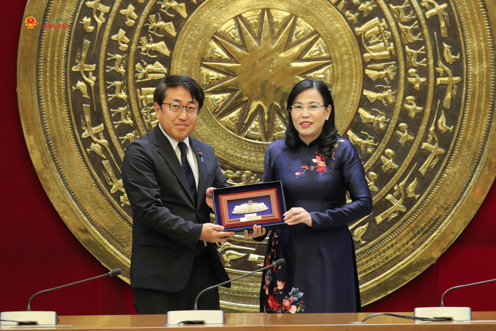 Chủ nhiệm Ủy ban Khoa học, Công nghệ và Môi trường Nguyễn Thanh Hải tặng quà lưu niệm