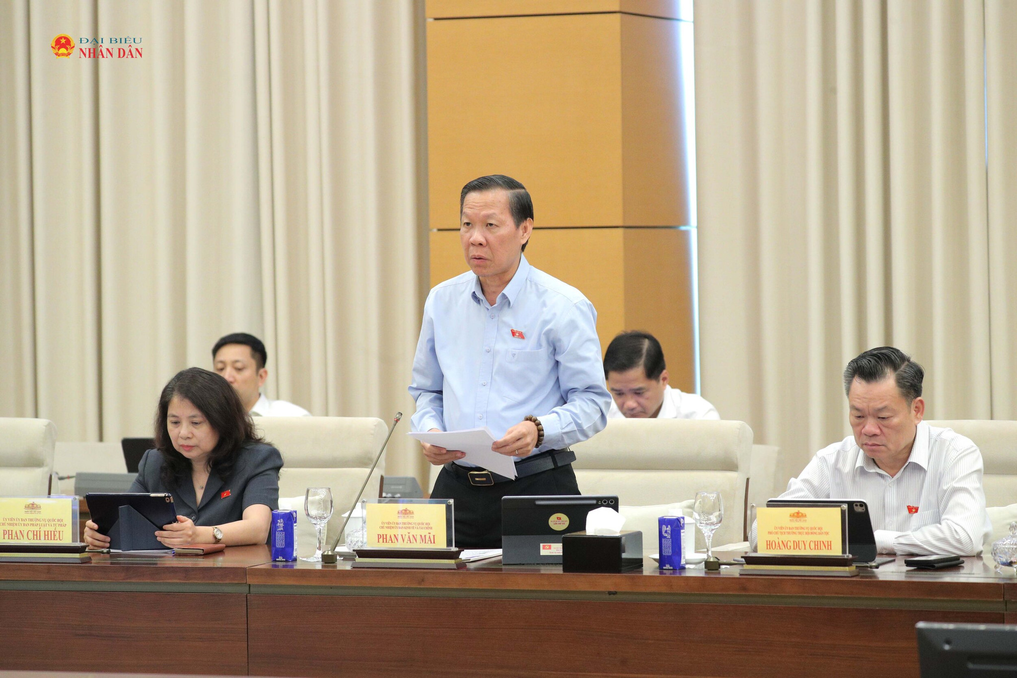 Chủ nhiệm Ủy ban Kinh tế và Tài chính Phan Văn Mãi trình bày Báo cáo thẩm tra sơ bộ dự án Luật sửa đổi, bổ sung một số điều của Luật Chứng khoán