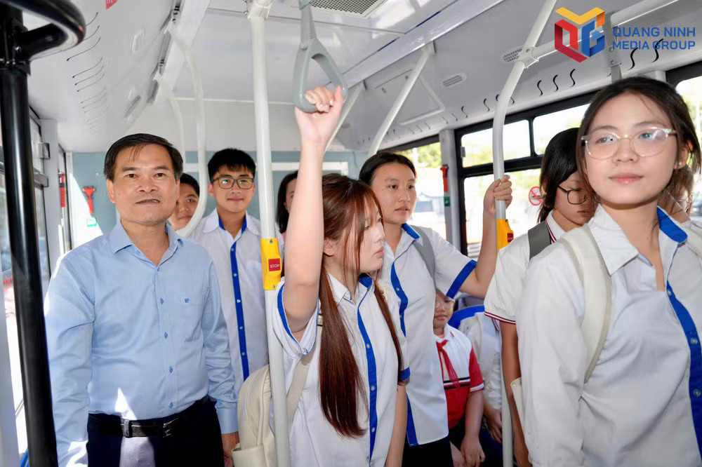 Phó Bí thư Thành ủy, Chủ tịch UBND thành phố Quảng Ninh Bùi Văn Khắng trực tiếp thị sát, trải nghiệm hành trình trên tuyến xe buýt đưa học sinh đến trường