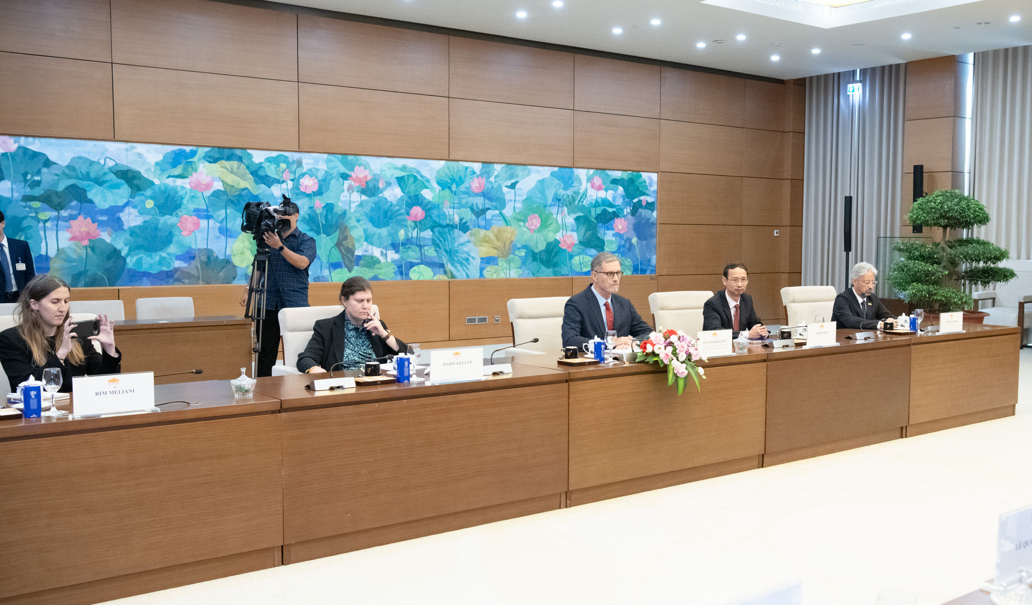 Đại sứ Cộng hòa Pháp tại Việt Nam Olivier Brochet và các đại biểu tại cuộc tiếp