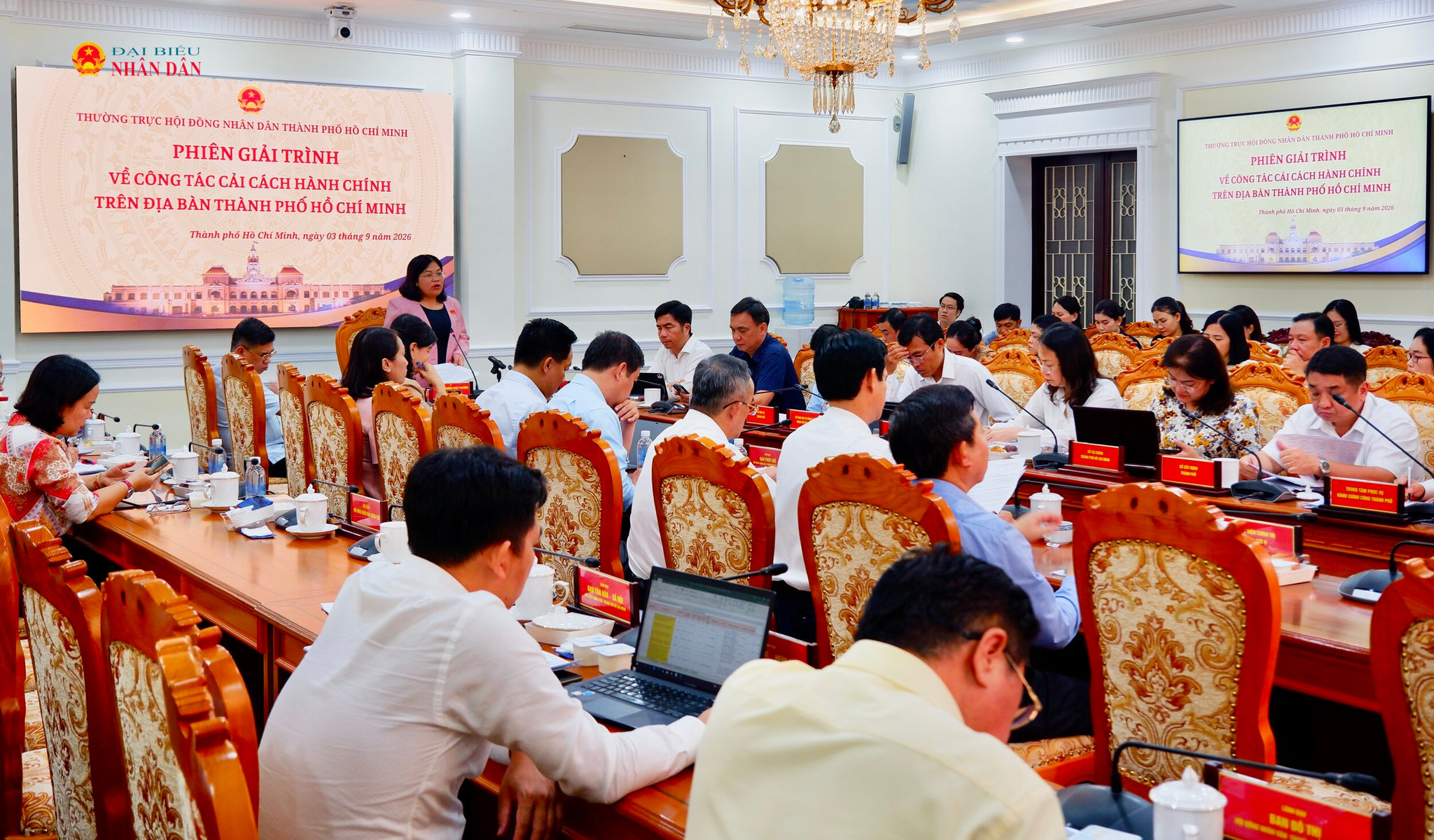 Quang cảnh phiên họp