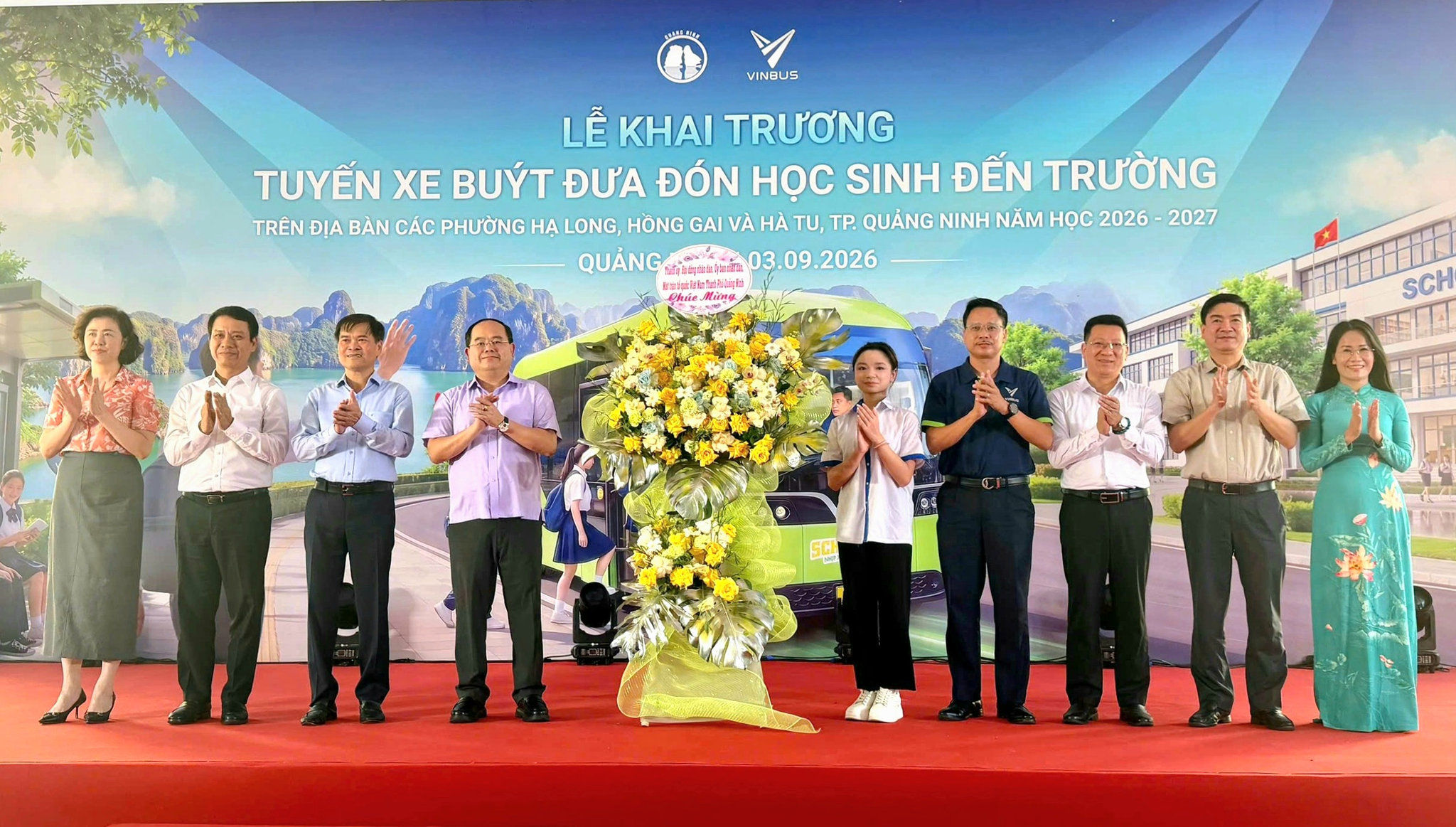 Bí thư Thành uỷ, Trưởng Đoàn ĐBQH thành phố Quảng Ninh Quản Minh Cường, các lãnh đạo thành phố và đại biểu tặng hoa chúc mừng lễ khai trương