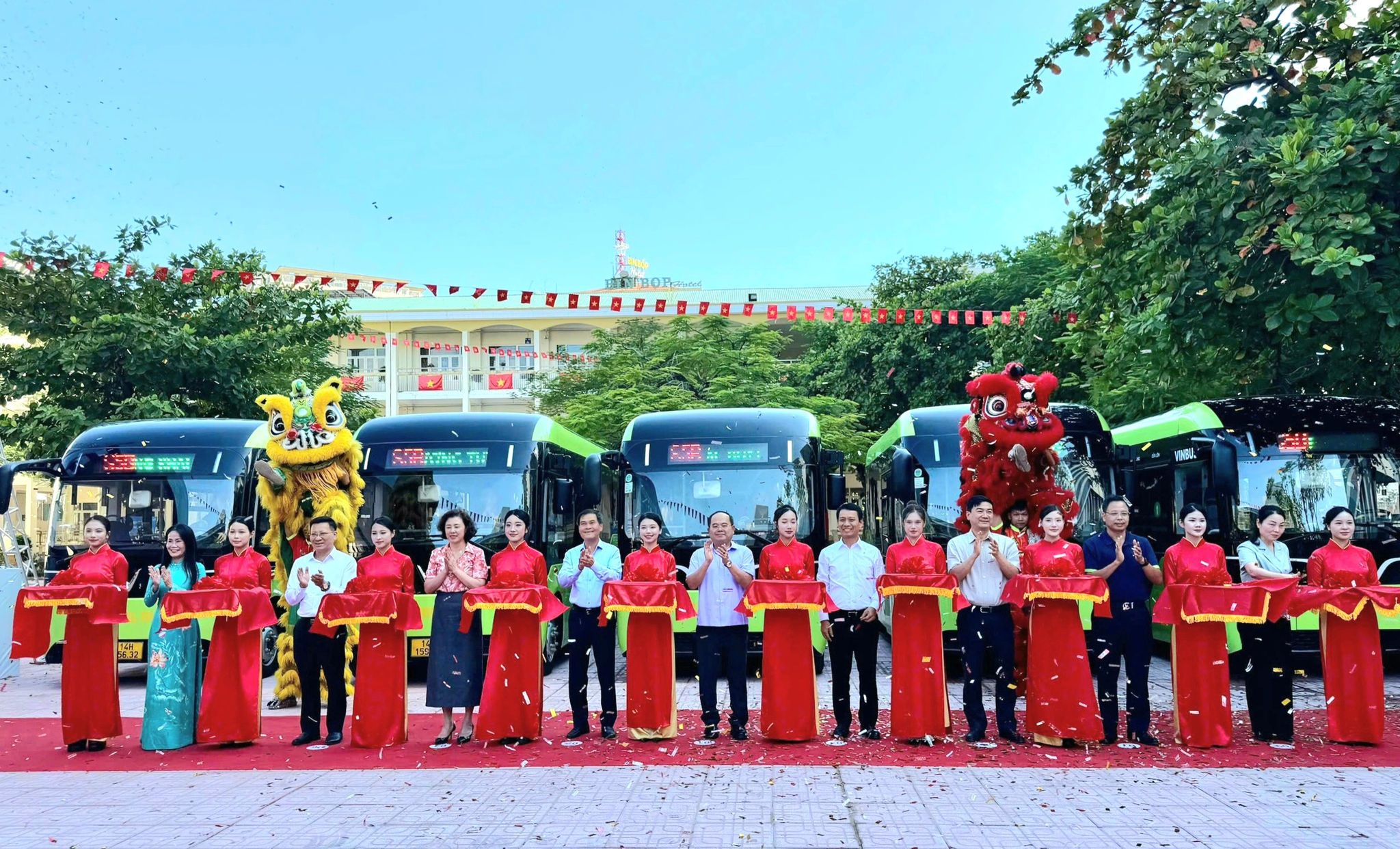 Bí thư Thành uỷ, Trưởng Đoàn ĐBQH thành phố Quảng Ninh Quản Minh Cường, lãnh đạo thành phố và đại biểu thực hiện nghi thức khai trương tuyến xe bus đưa đón học sinh đến trường